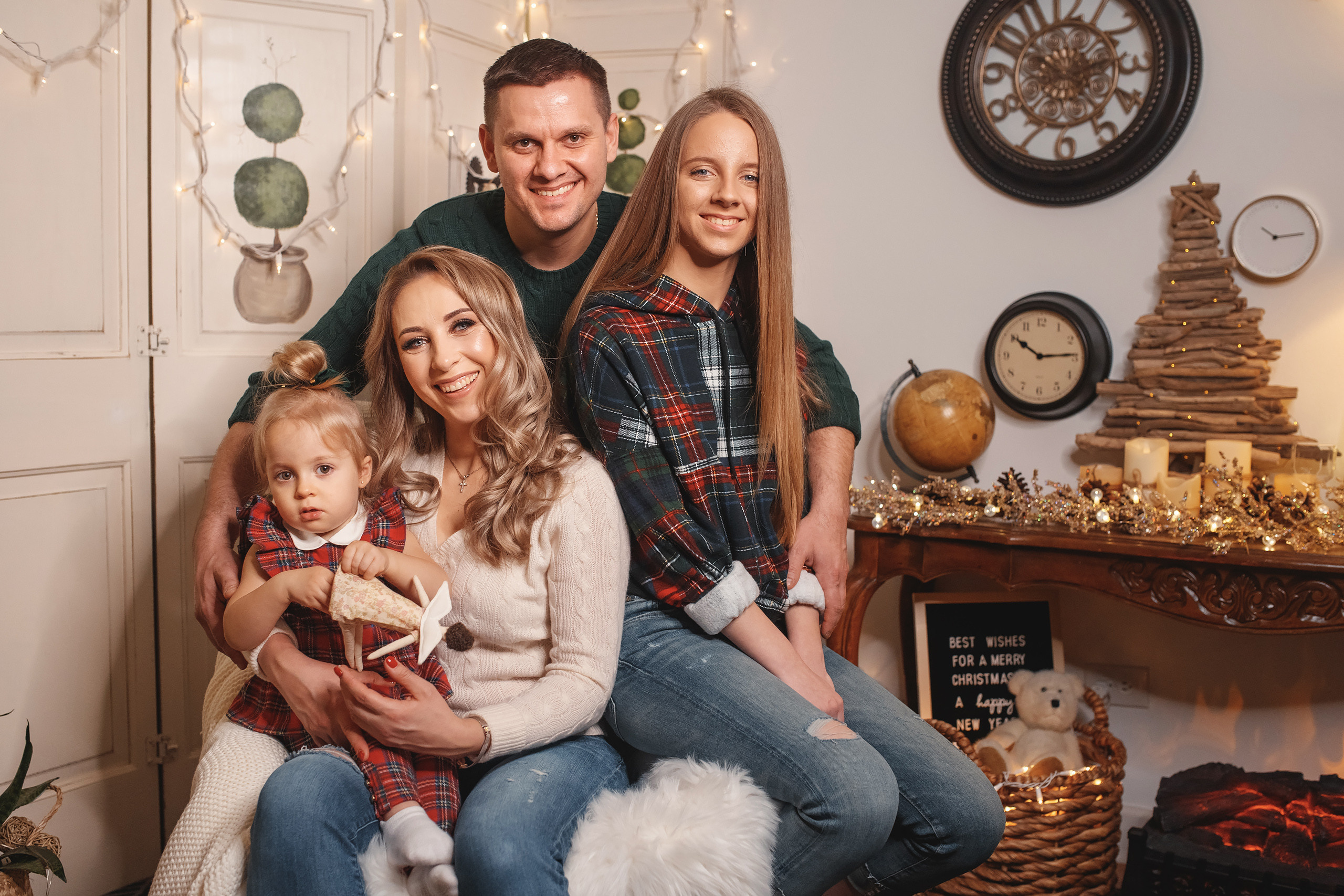 12132020 Christmas Family Photoshoot 20. Wedding family event photographer in Chicago Nick Yushevich