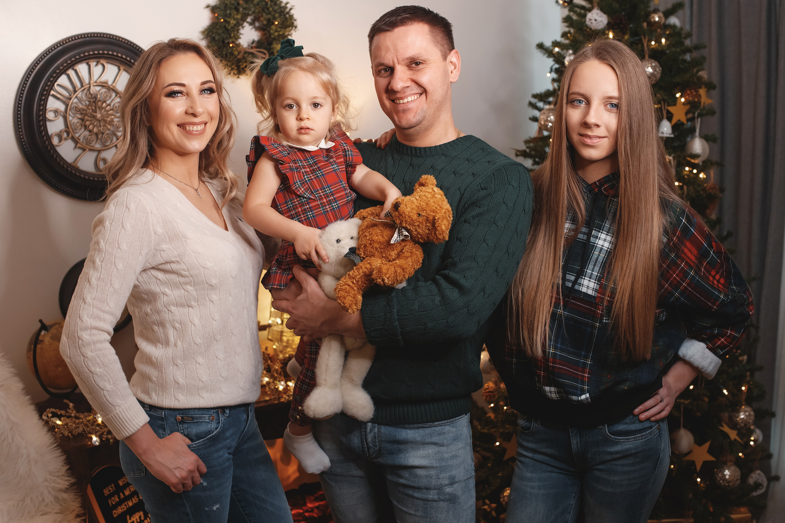 12132020 Christmas Family Photoshoot 20. Wedding family event photographer in Chicago Nick Yushevich