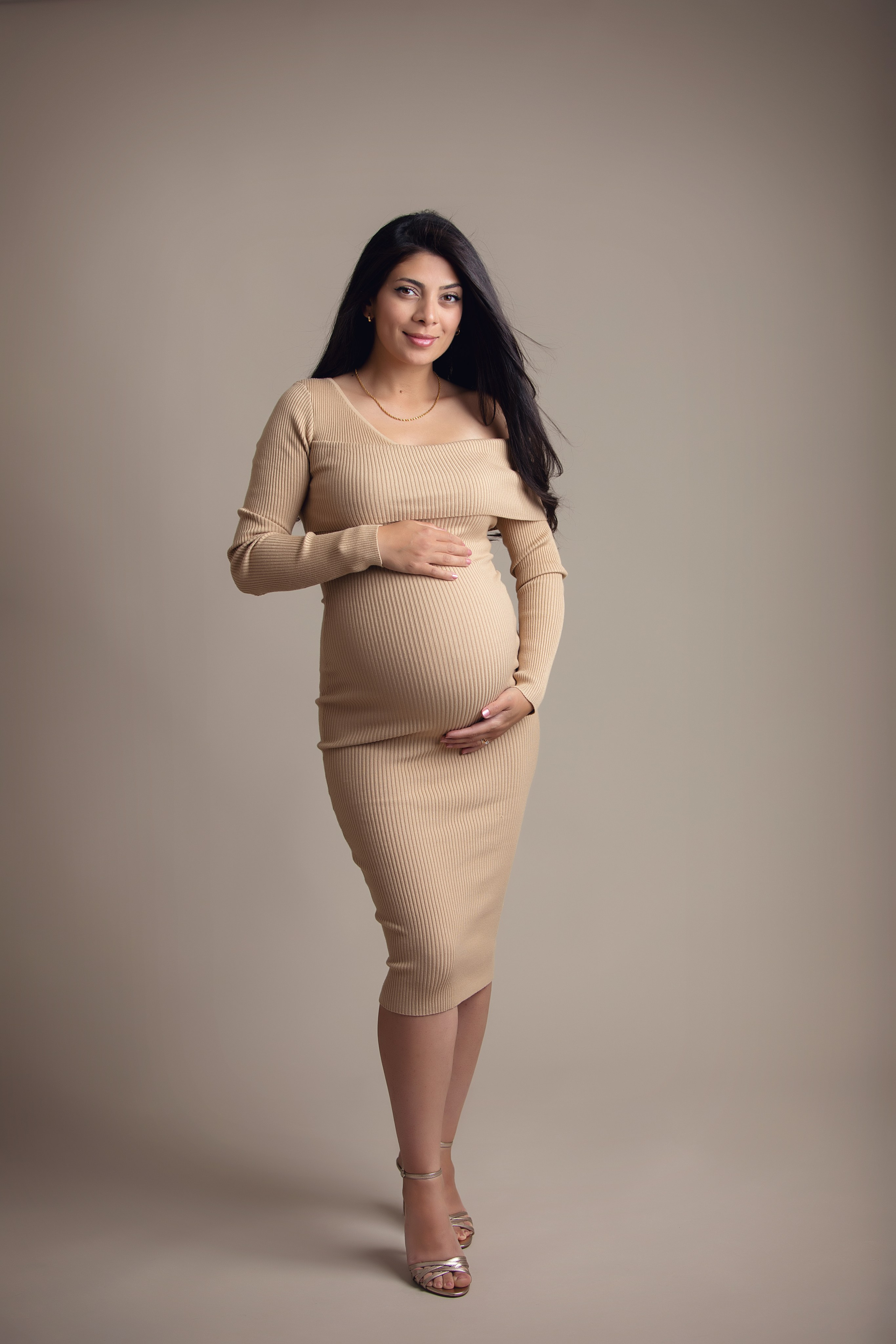 Våra graviditetsfoton fångar din lycka och stil med smakfulla klänningar som kan hyras för den perfekta fotograferingen.