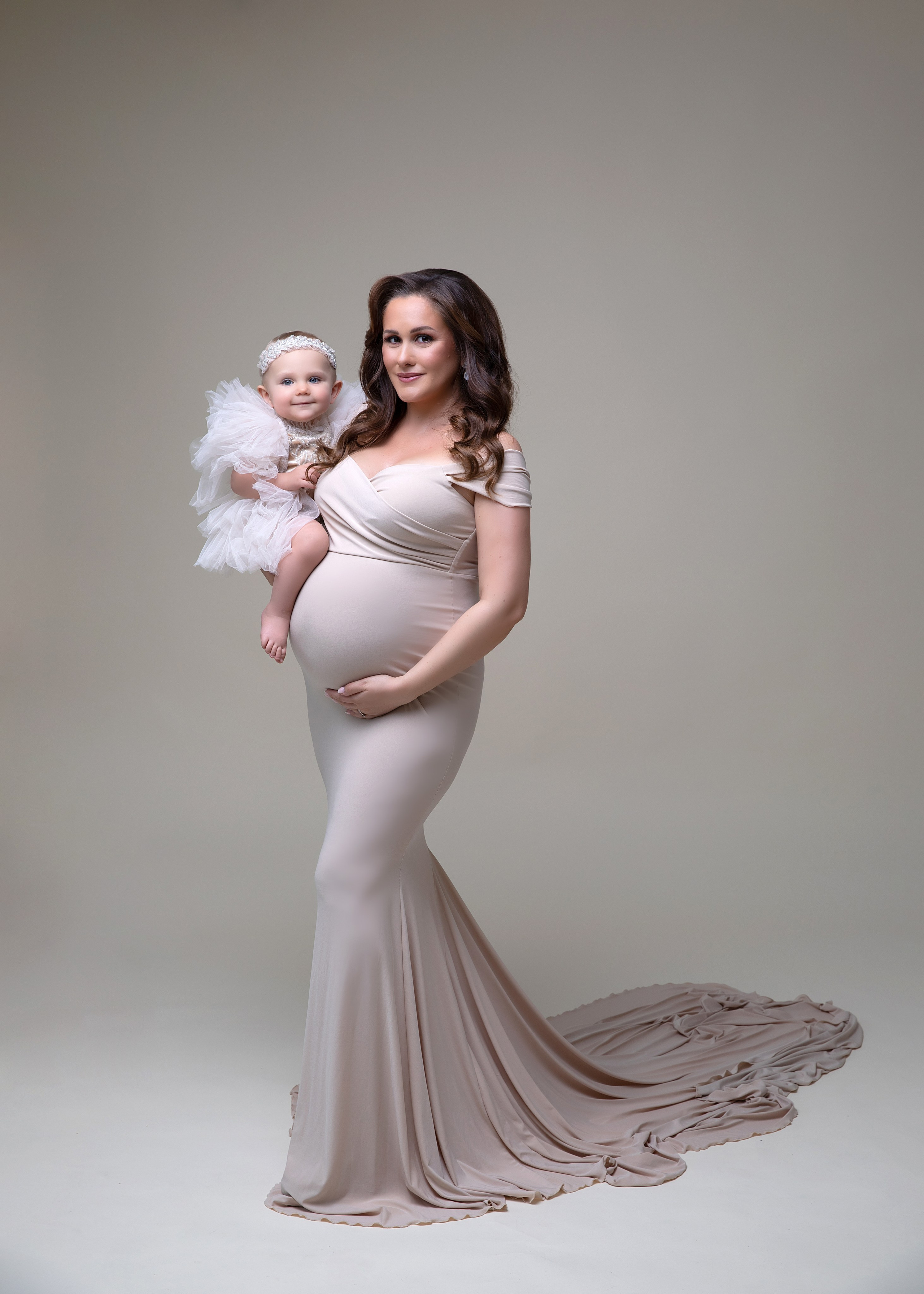 Fånga din graviditets glädje och elegans med en fotossession, komplett med vackra klänningar som finns för uthyrning.