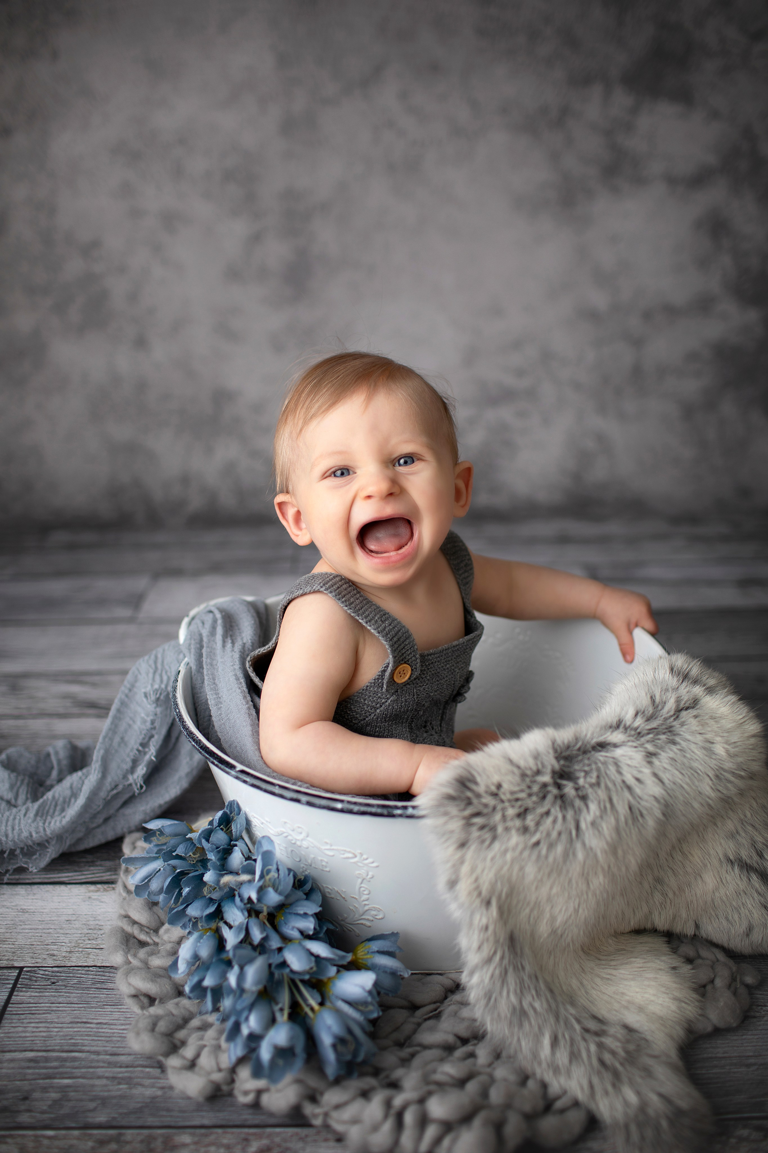Vår fotostudio är perfekt för att dokumentera familjens glädje, med skratt och leenden från både barn och vuxna.