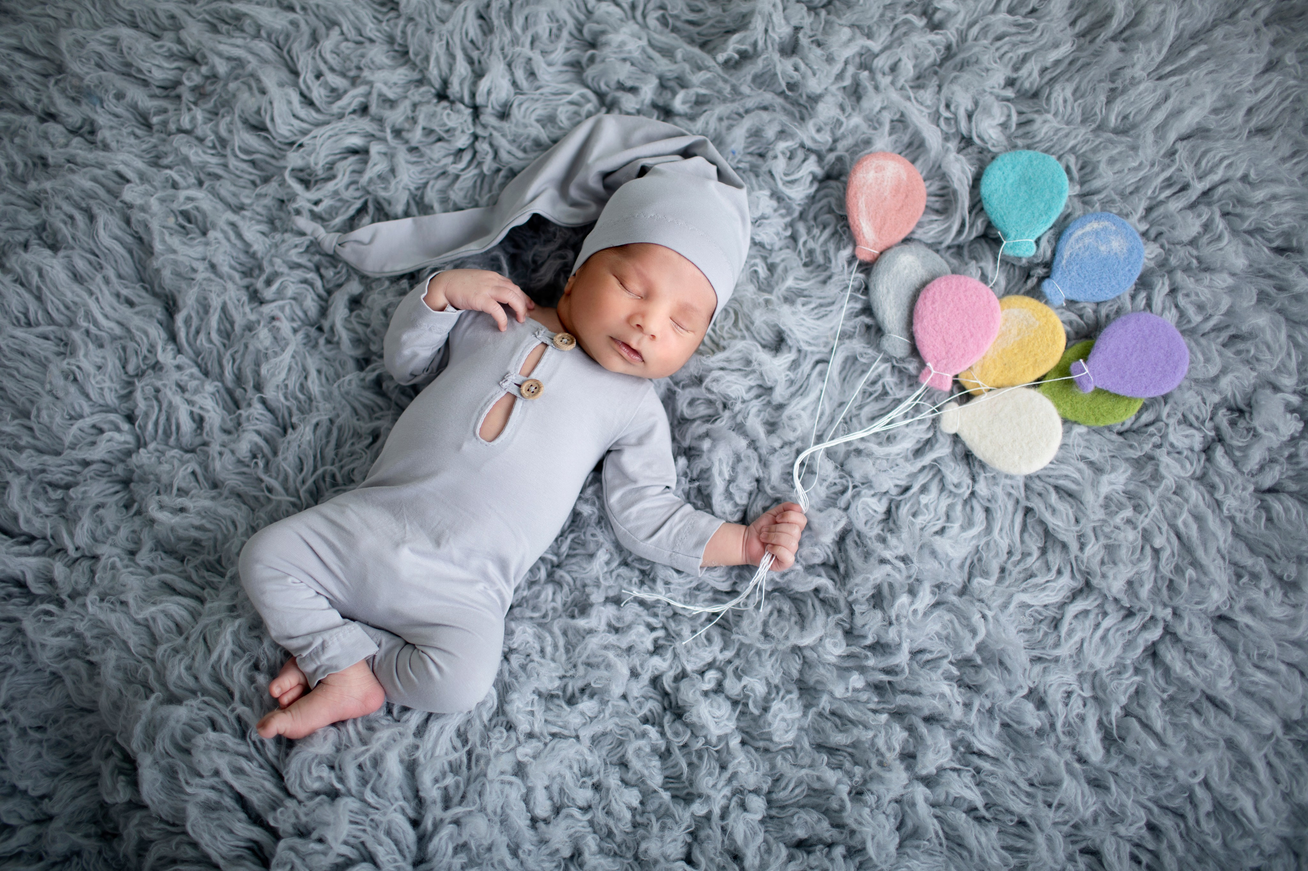 Pappa håller sin nyfödda bebis i famnen, ett fotografi av kärlek och stolthet.Storebror kramar sin lilla syster ömt, ett minnesvärt fotografi för livet tillsammans.