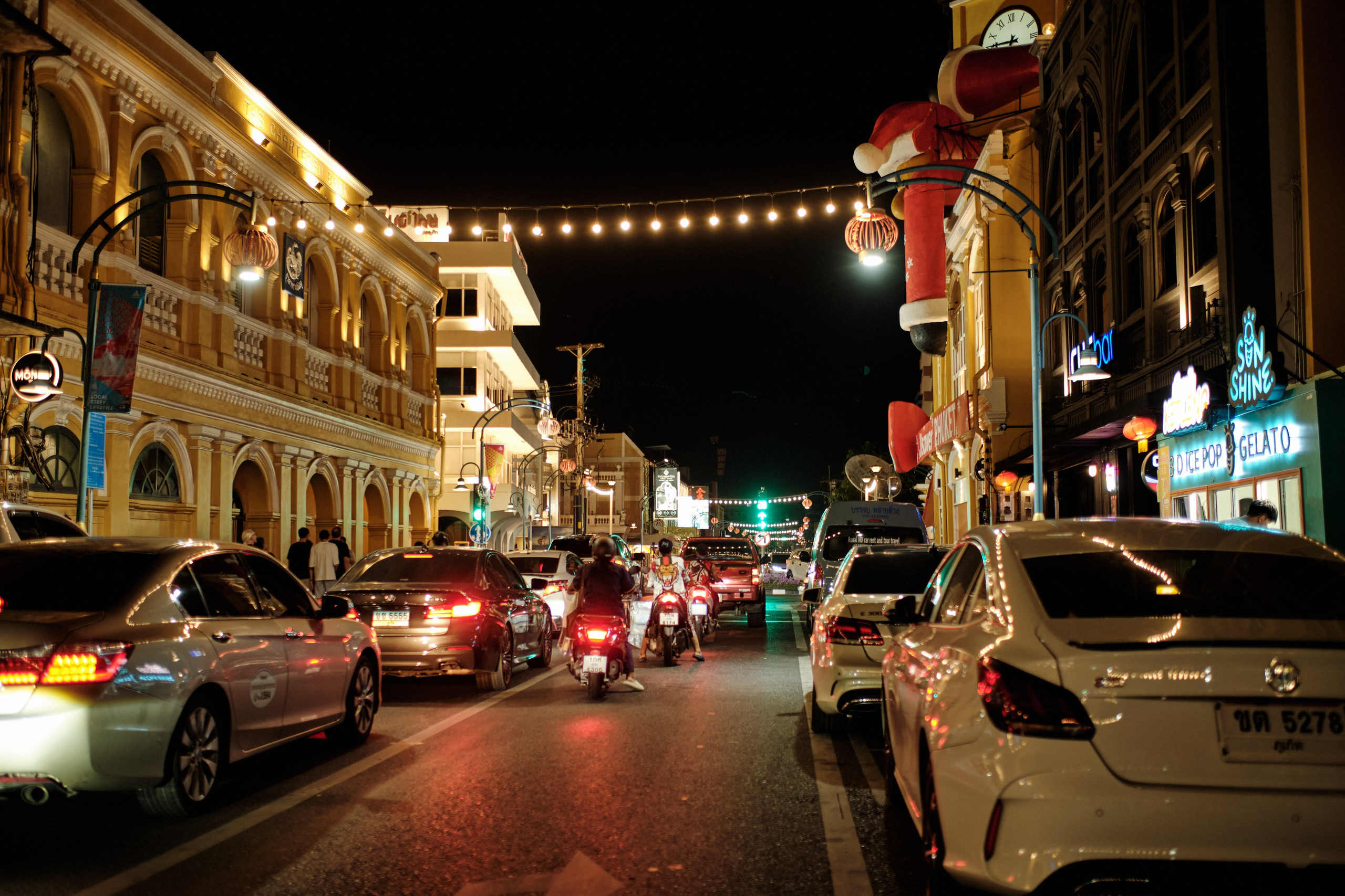 Phuket streets. New year. Portrait photographer Alena Novgorodtseva