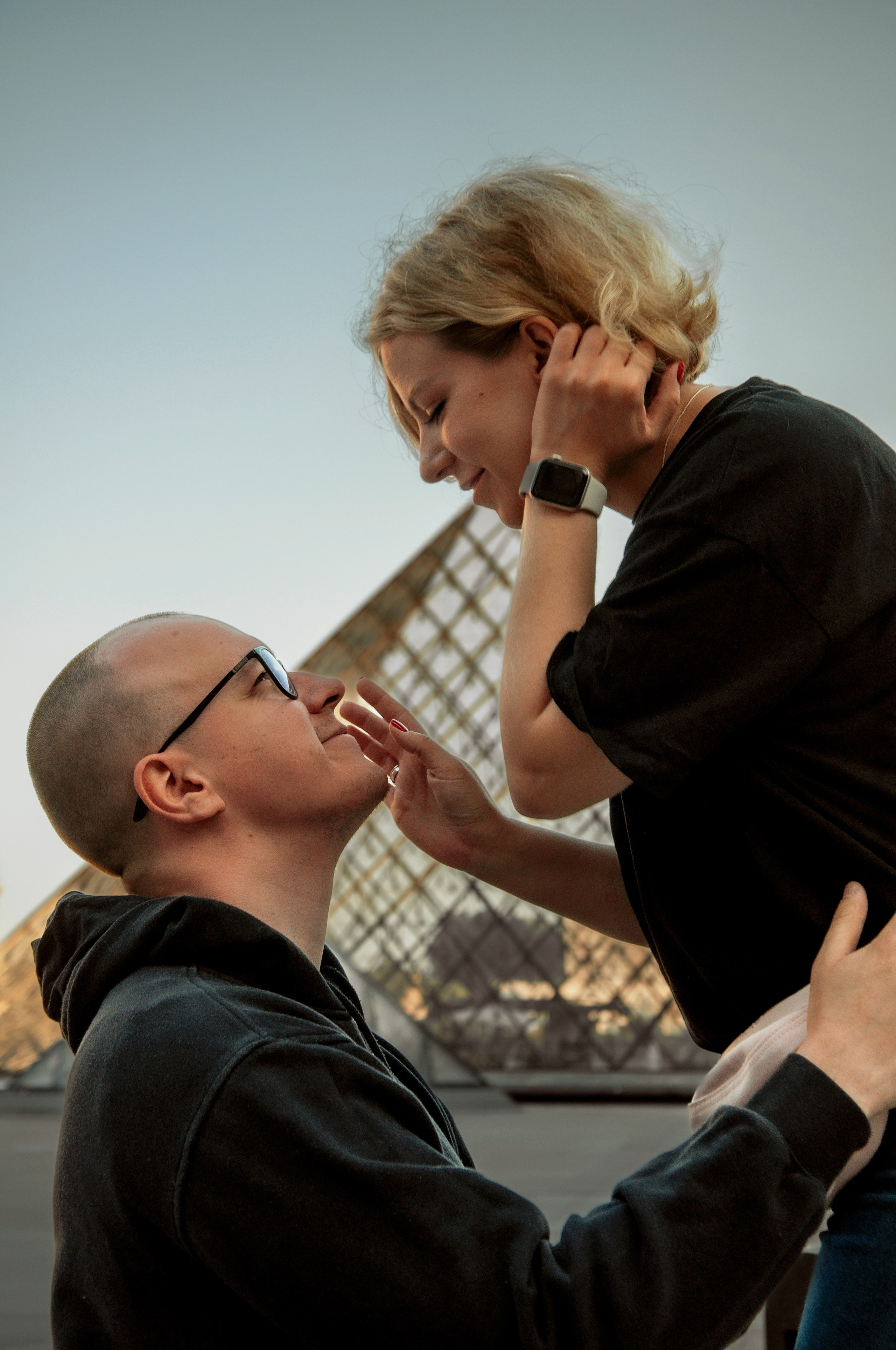 Couple photoshoot near the Louvre. Paris photographer — Polina Osipova