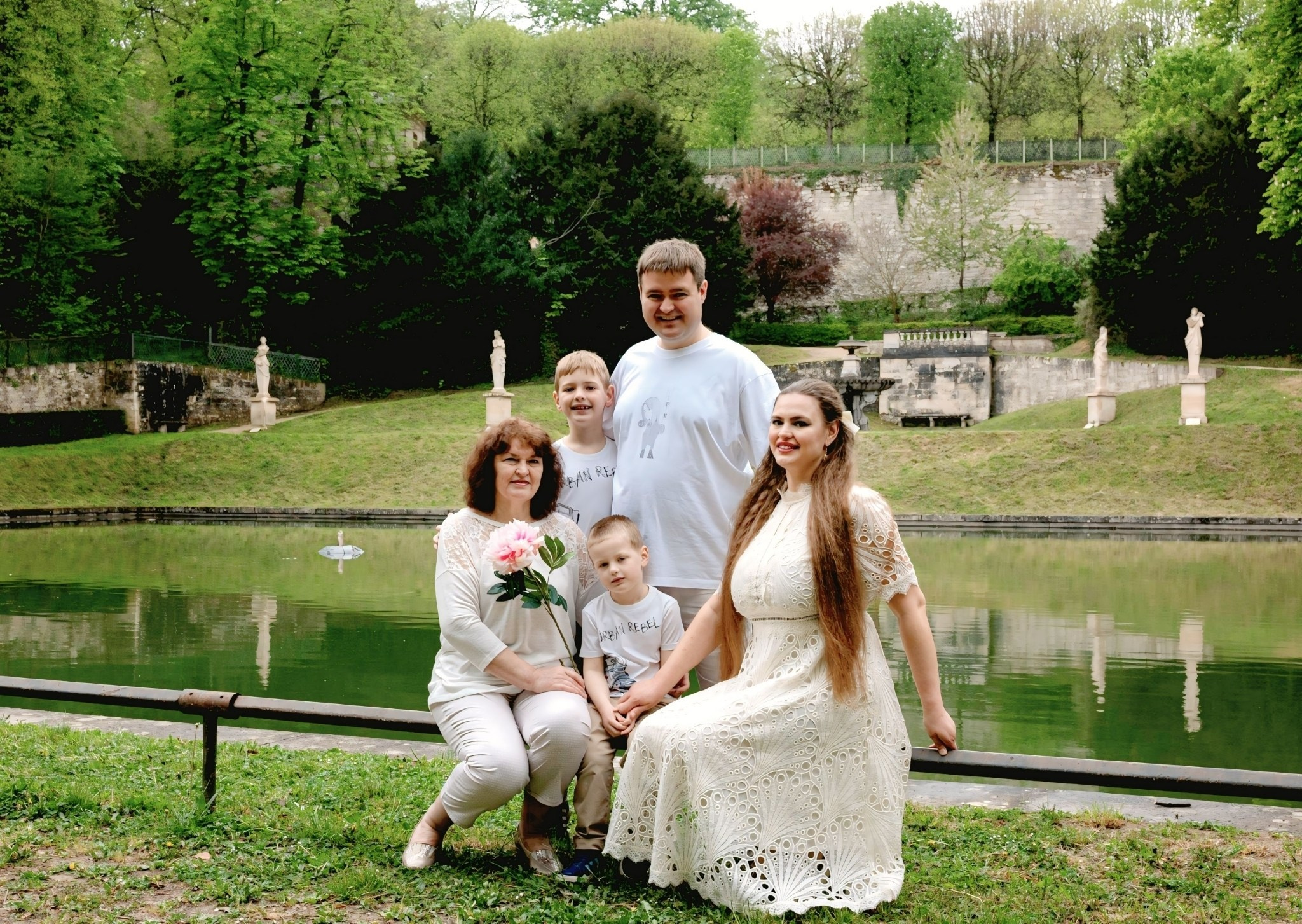 Family photoshoot in Paris. Alina Tagzieva- a photograper in Paris