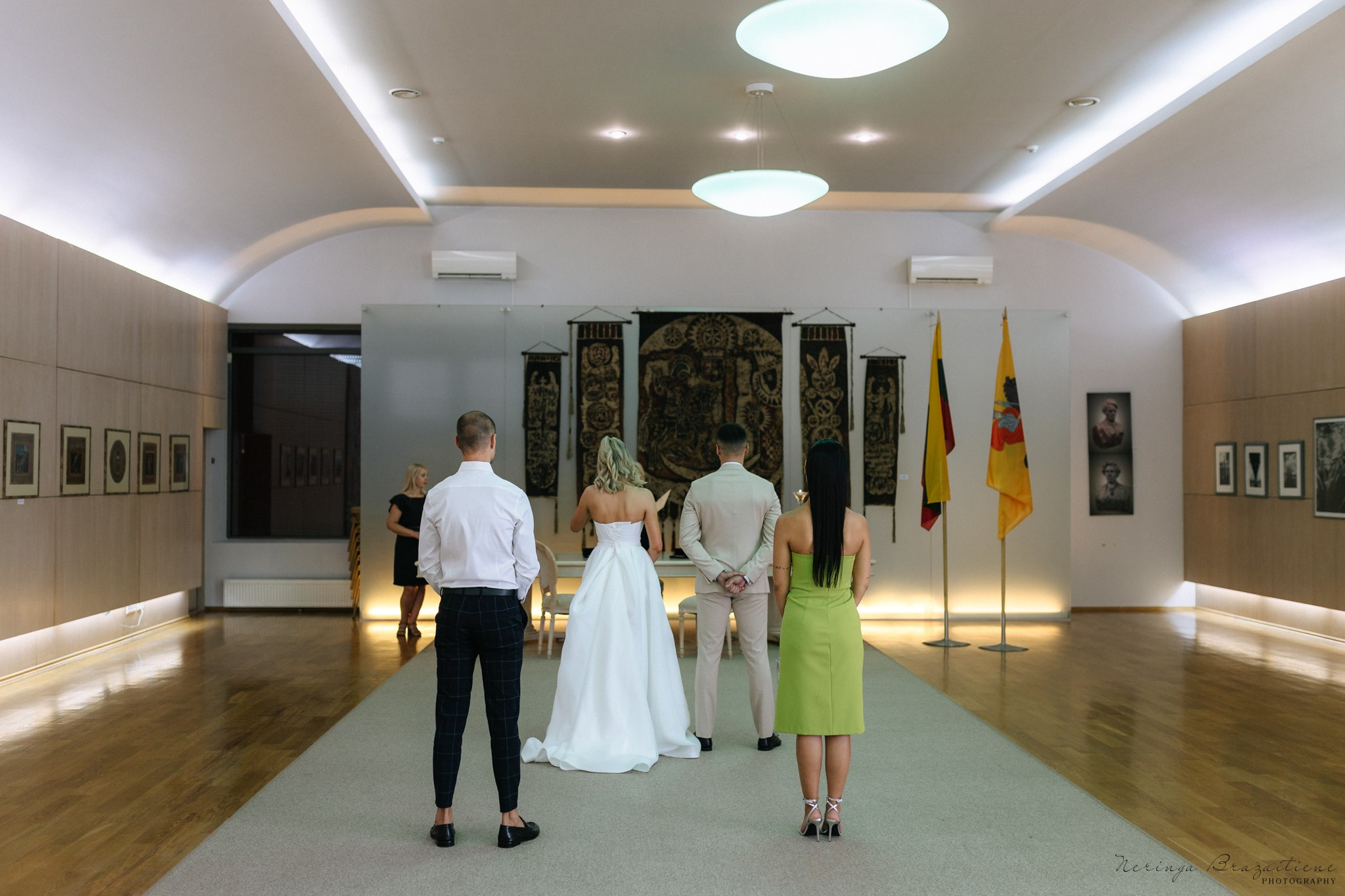 Vestuvinė fotosesija Kaune, Vienybės aikštėje, prie Lietuvos banko