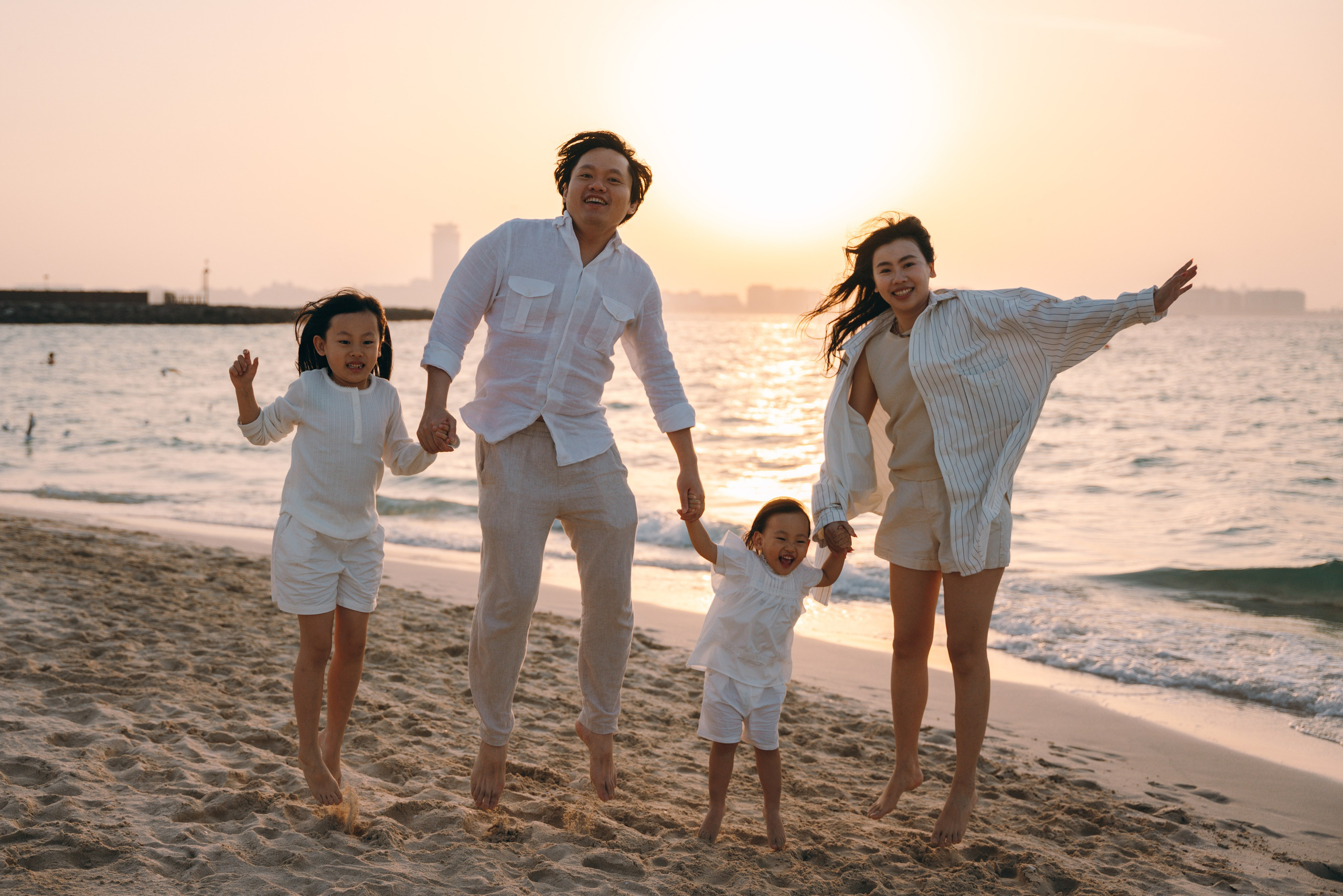 Wavy beach day. Angela Iakovleva — Family Photographer in Dubai
