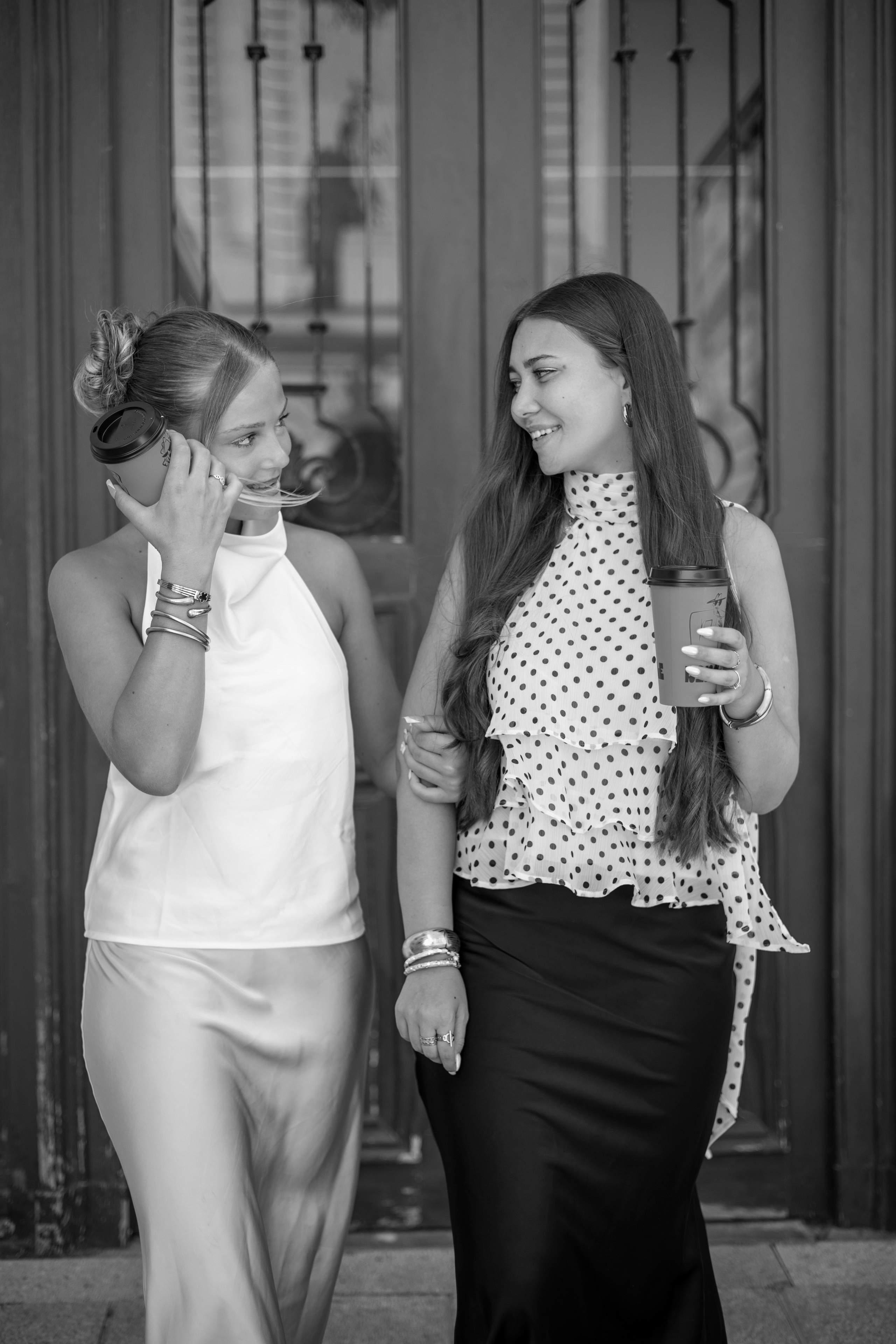 Shooting lifestyle féminin réalisé par Ani Torosyan : deux jeunes femmes élégantes en tenue chic, lumière naturelle, ambiance urbaine moderne et raffinée à Nantes.