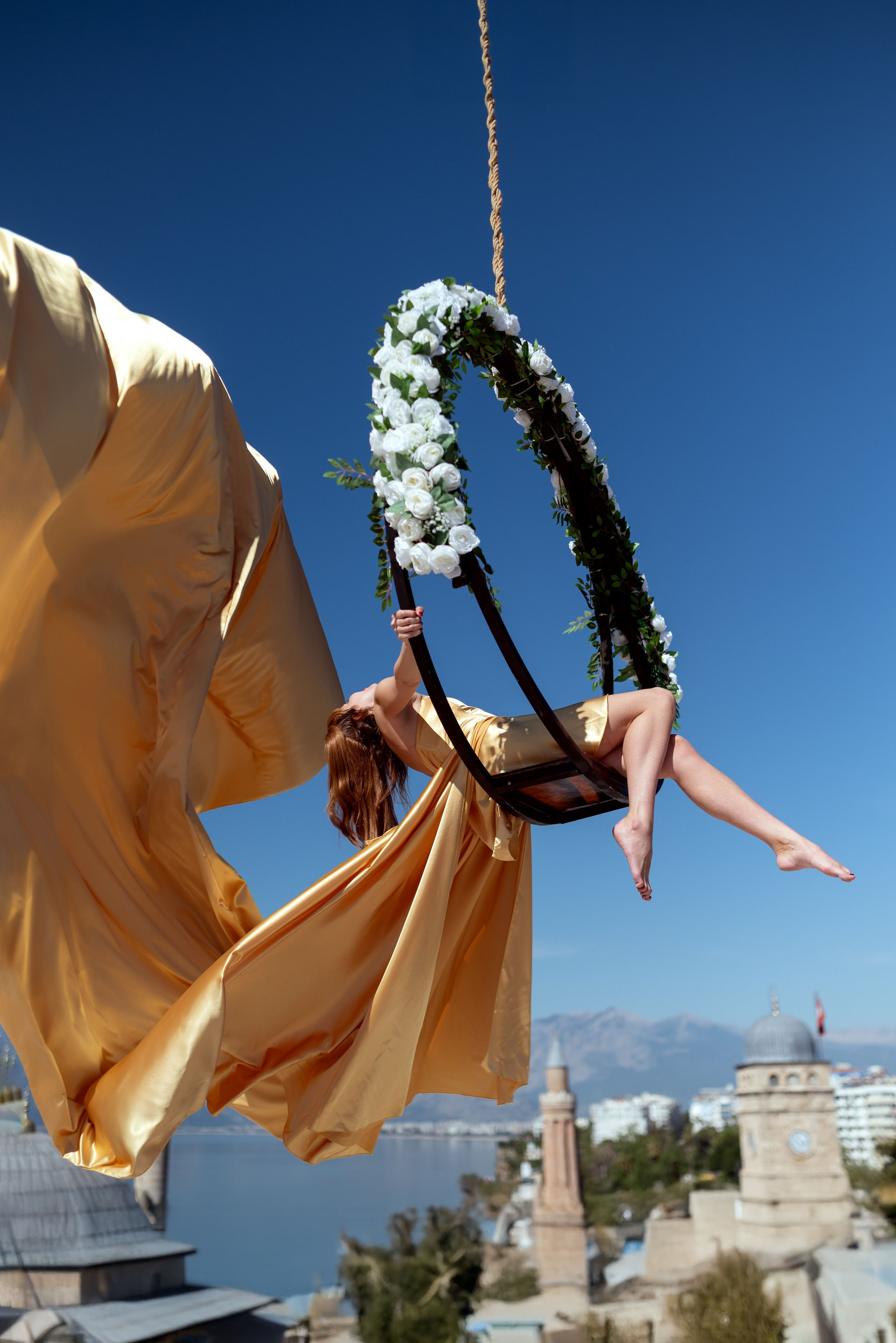 Фотосессия девушки парящей на качелях в Анталии