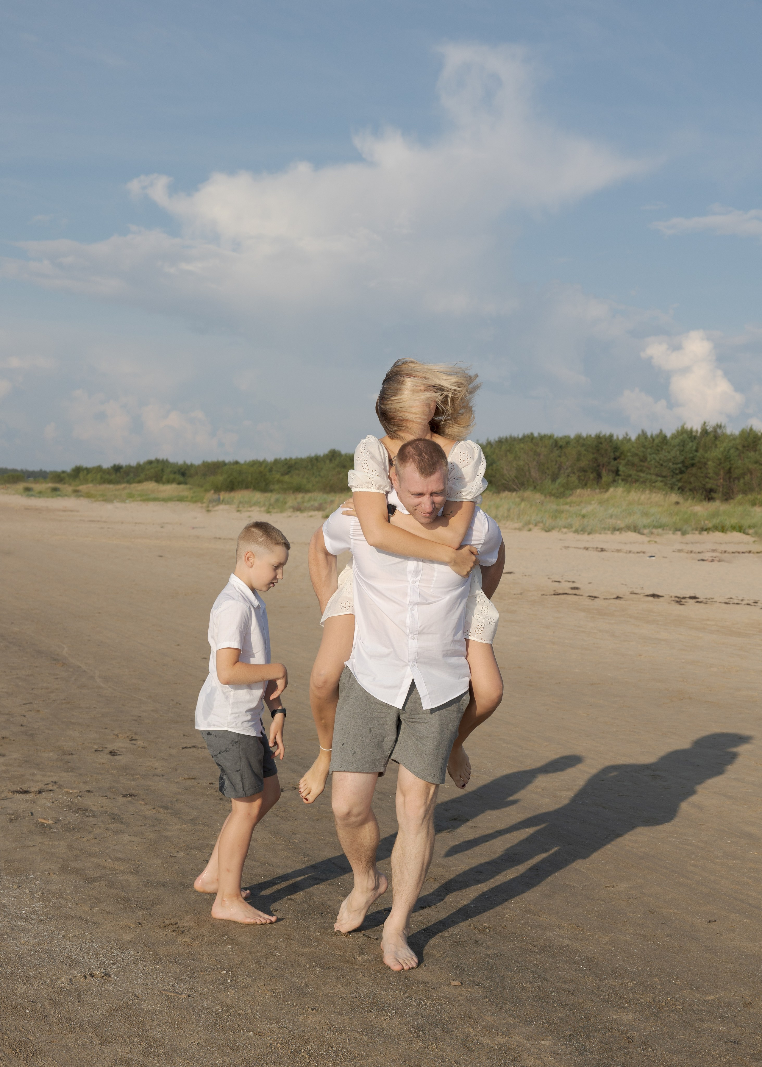 Fotosesija ar Lindu un viņas ģimeni. Sajūtu un mirkļu fotogrāfs no Rīgas, Mārtiņš Babris