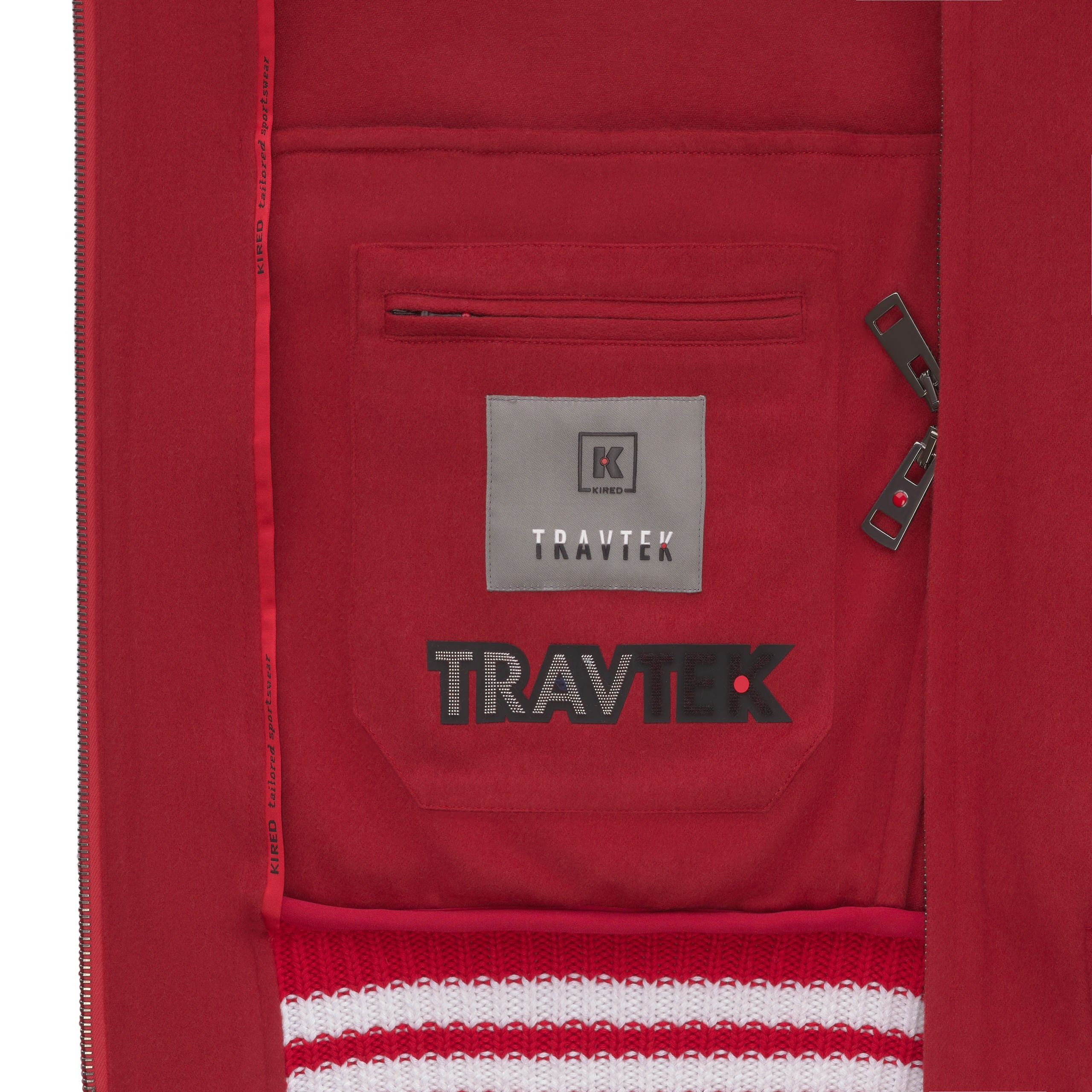 Detailaufnahme – Innenetikett mit TRAVELKIT-Logo der KIRED-Jacke.