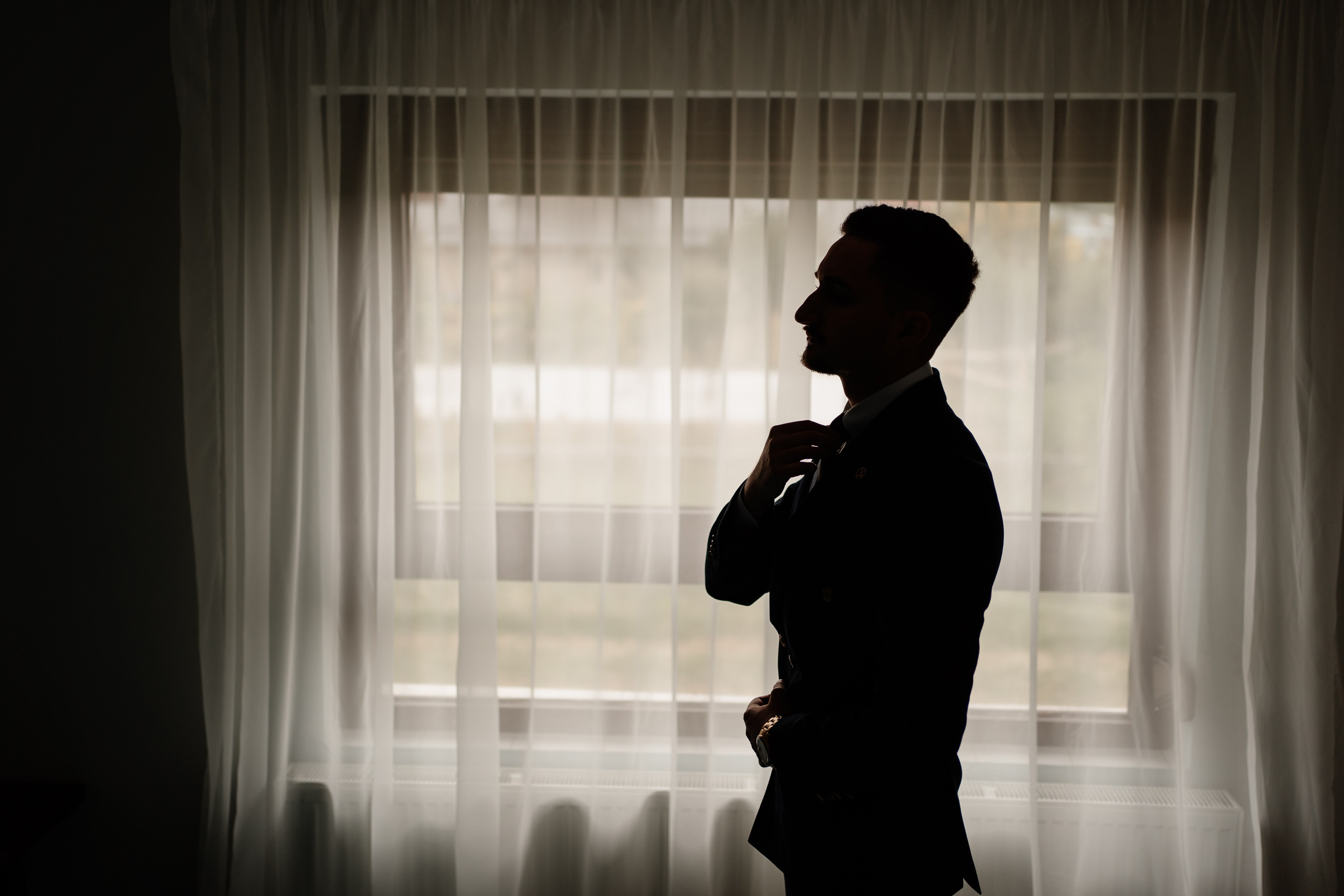 Moment emoționant între miri în ziua nunții, surprins într-un cadru natural și romantic, la Reina Events. Fotografie de nuntă profesională, editată artistic pentru a evidenția emoția și eleganța evenimentului.