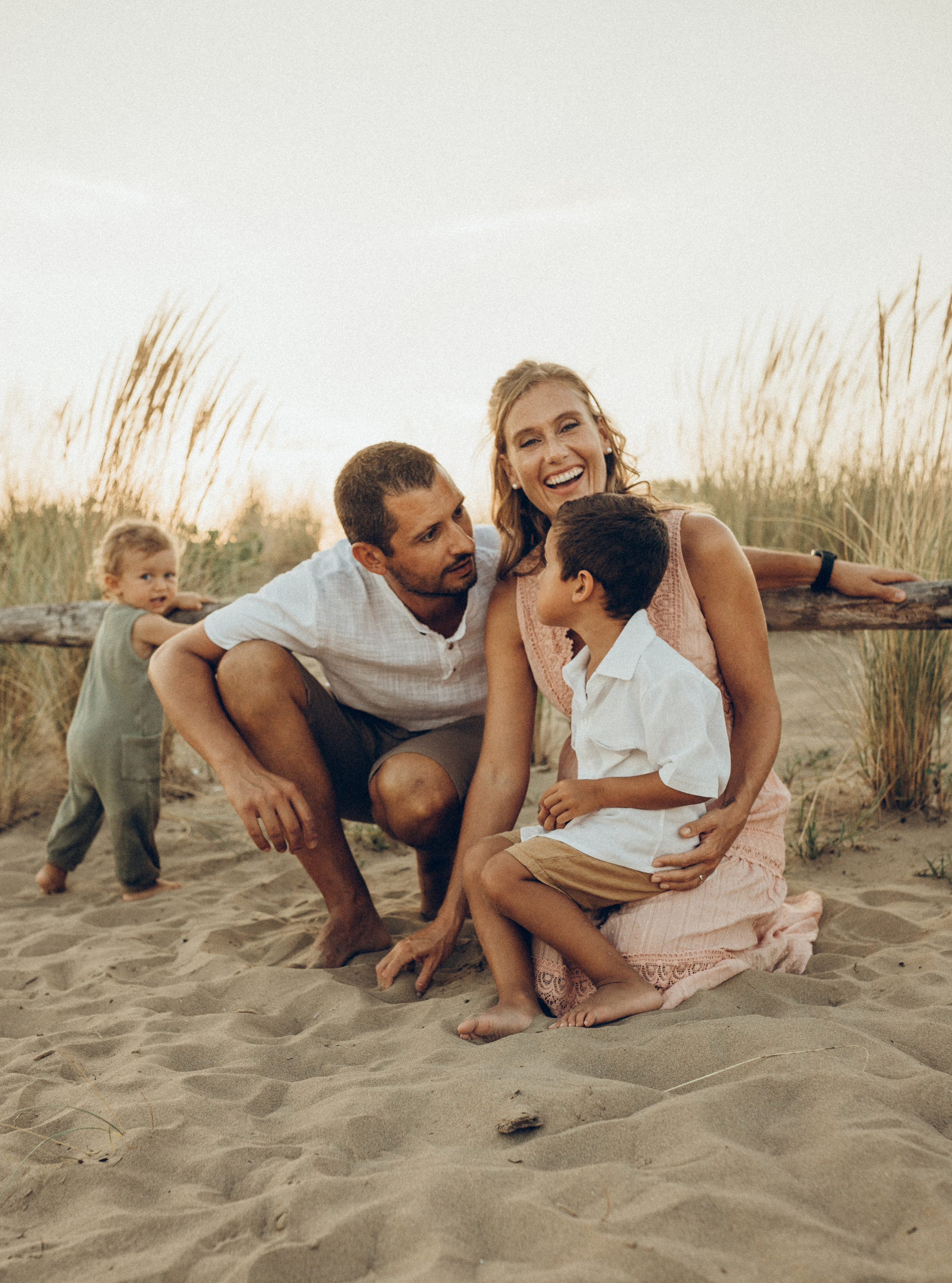 Family story on the beach. Фотограф в Венеции
