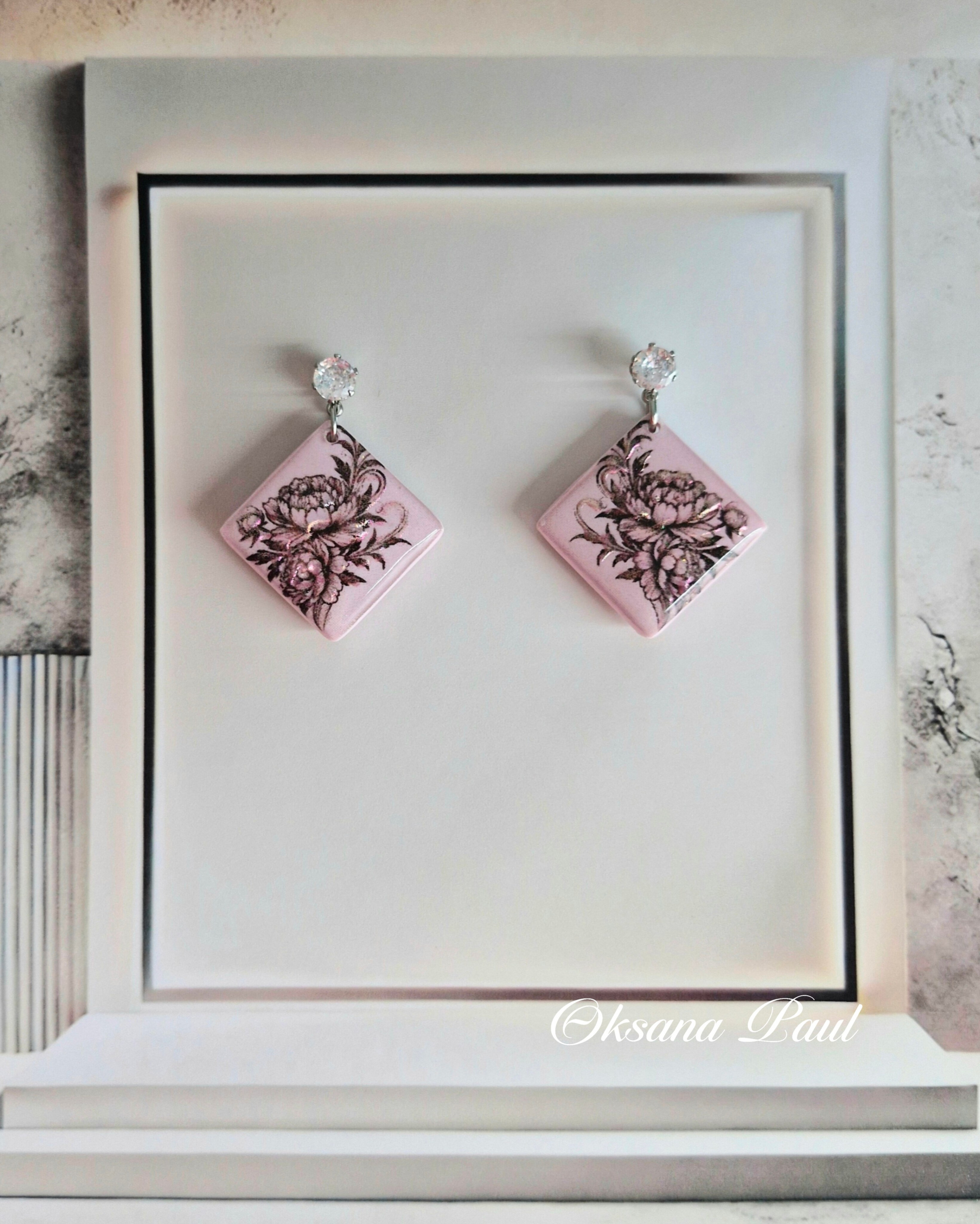 Украшения ручной лепки из полимерной глины с покрытием смолой: серьги, миниатюрные броши и арт-объекты с глянцевым блеском. Уникальные украшения Oksana Paul создаются вручную, с эффектом стеклянной поверхности, объёмными деталями и художественной подачей. Полимерная глина, смола, 3D-лепка, украшения из полимерной глины, серьги ручной работы, аксессуары ручной работы. Handgemachter Schmuck aus Polymer Clay mit Harzüberzug: Ohrringe, Miniaturbroschen und glänzende Kunstobjekte mit 3D-Effekt. Einzigartiger Schmuck von Oksana Paul – handgefertigt, mit gläserner Oberfläche, feinen Details und künstlerischem Ausdruck. Polymer Clay Schmuck, Harz Finish, handgemachte Ohrringe, Schmuckdesign, Kunstschmuck.