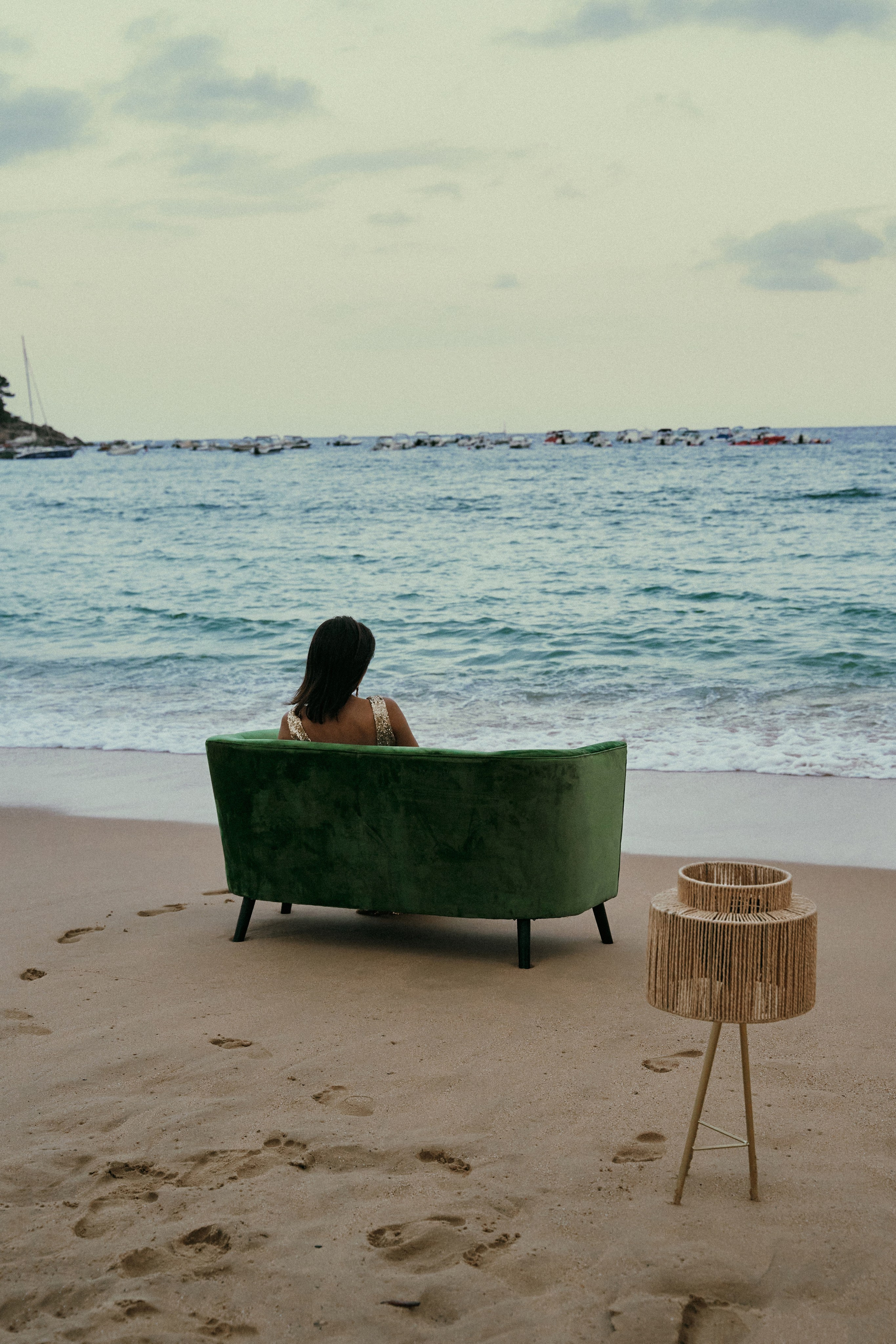 Майя. Диван на пляже. Фотограф в Барселоне Жанна Захарченко