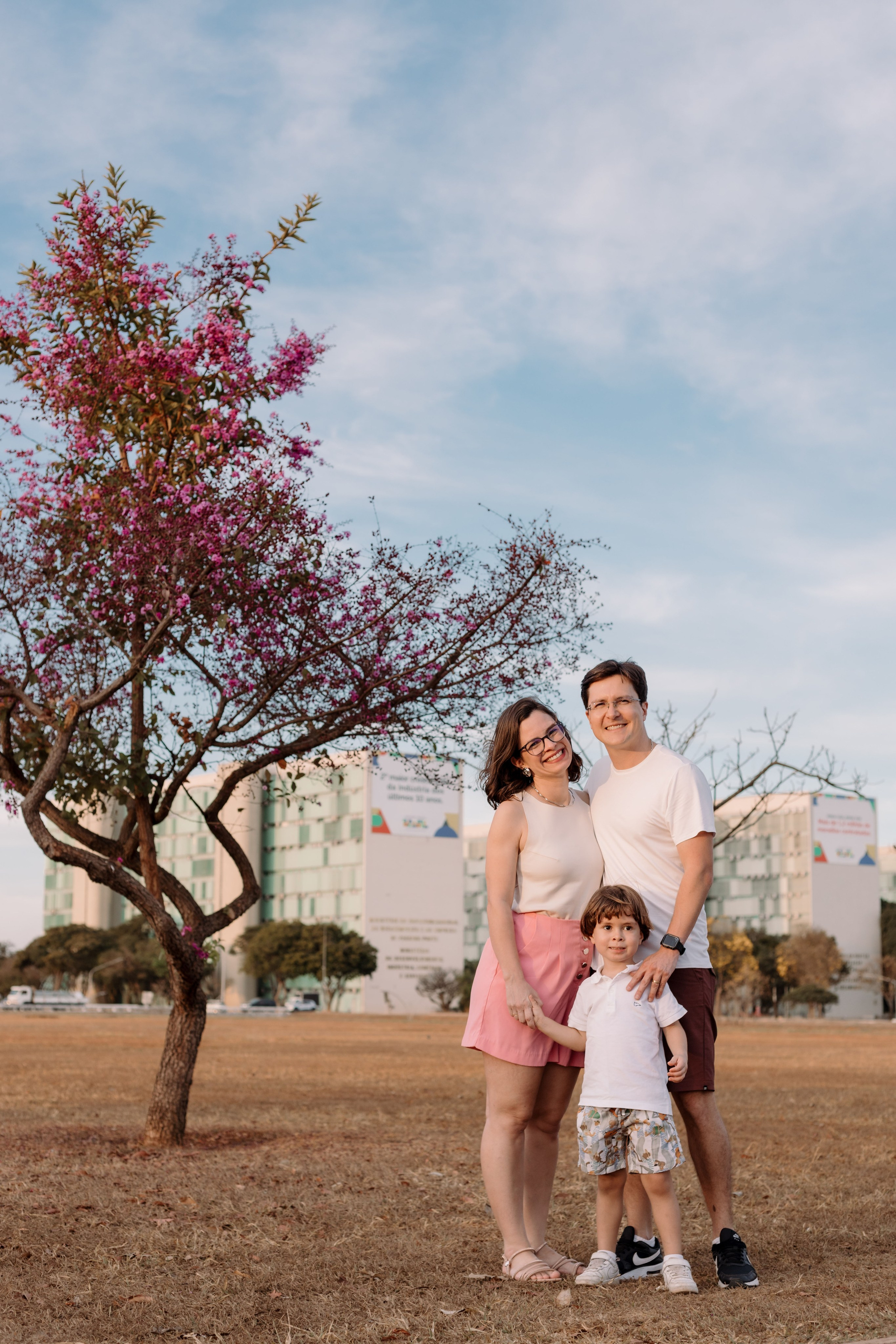 Ensaio Família na Catedral de Brasília | Fotografia Afetiva em Brasília. Ize Fotografia — Ensaios e Festas de Família em Recife e Brasília