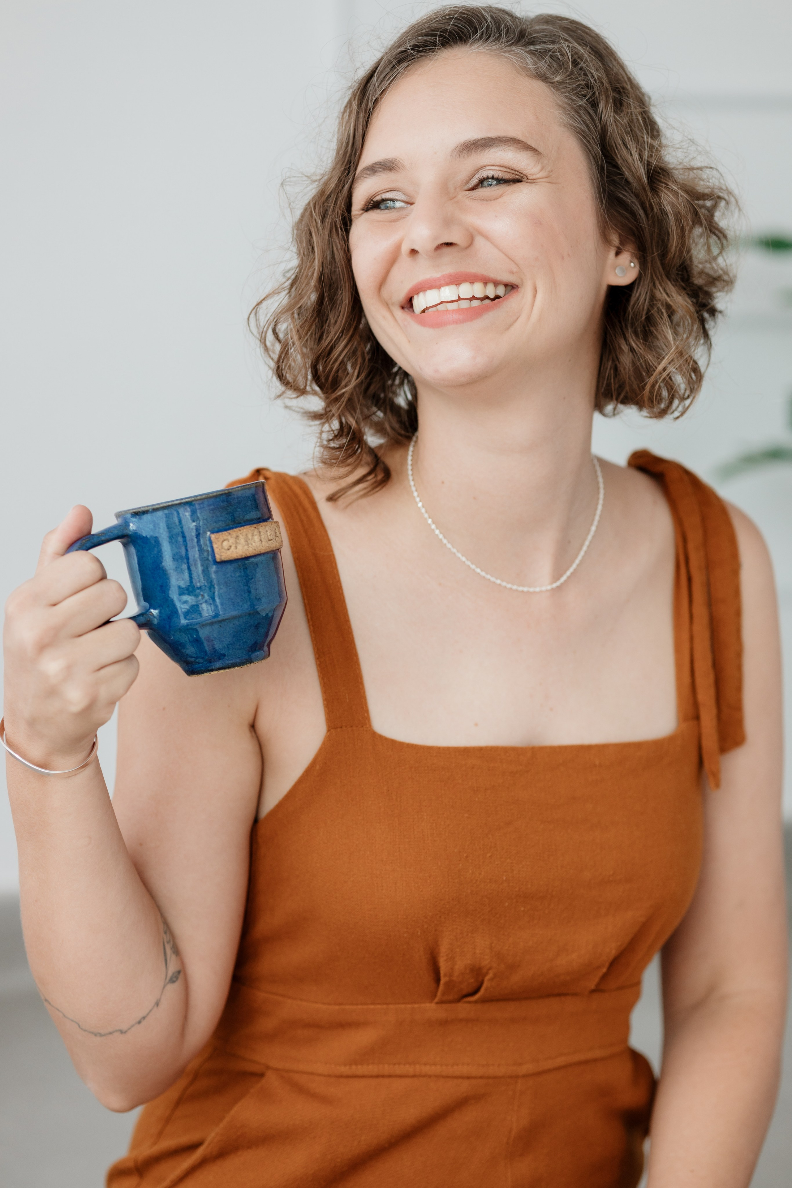 Foto com sorriso natural de mulher em ensaio profissional