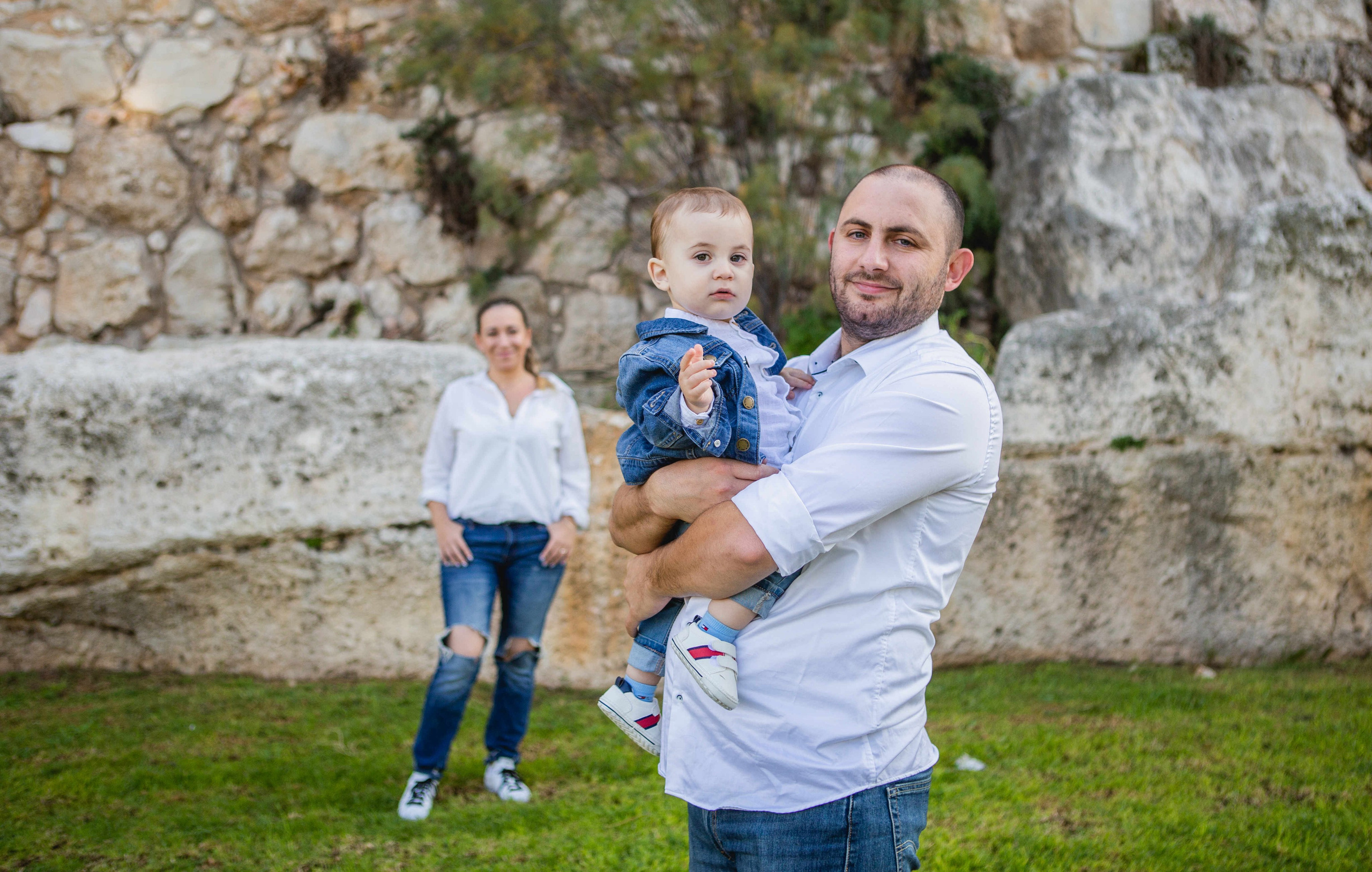 AT THE WALLS OF THE OLD CITY. PHOTOGRAPHER IN ISRAEL