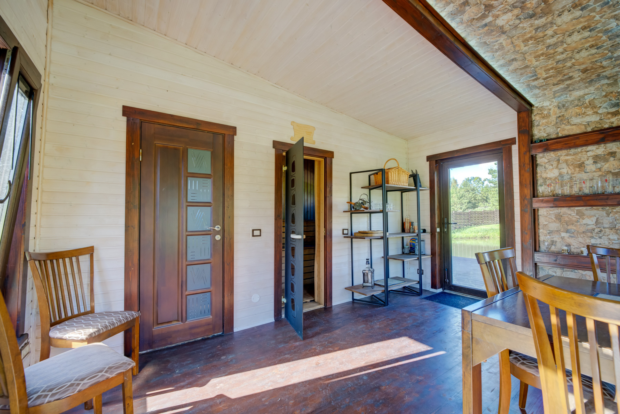 Sadyba Vinliaus r. prie ežero. Elina Sapiega fotografė Vilniuje