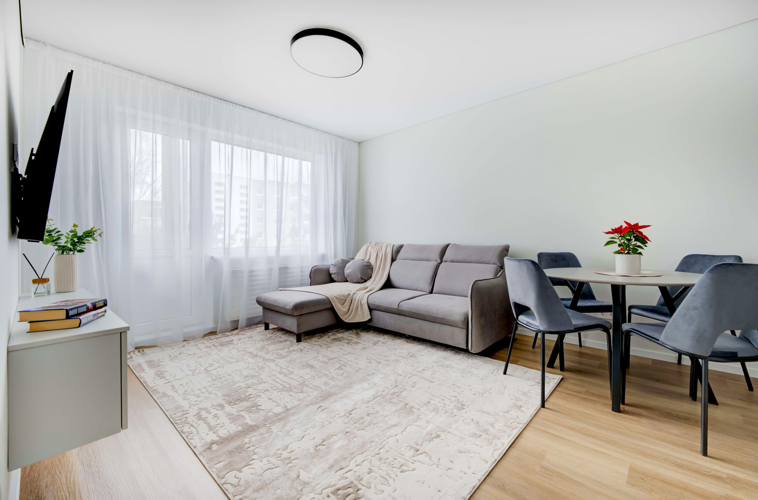 Šviesus svetainės interjeras moderniame bute Medeinos g., Vilniuje – pardavimui