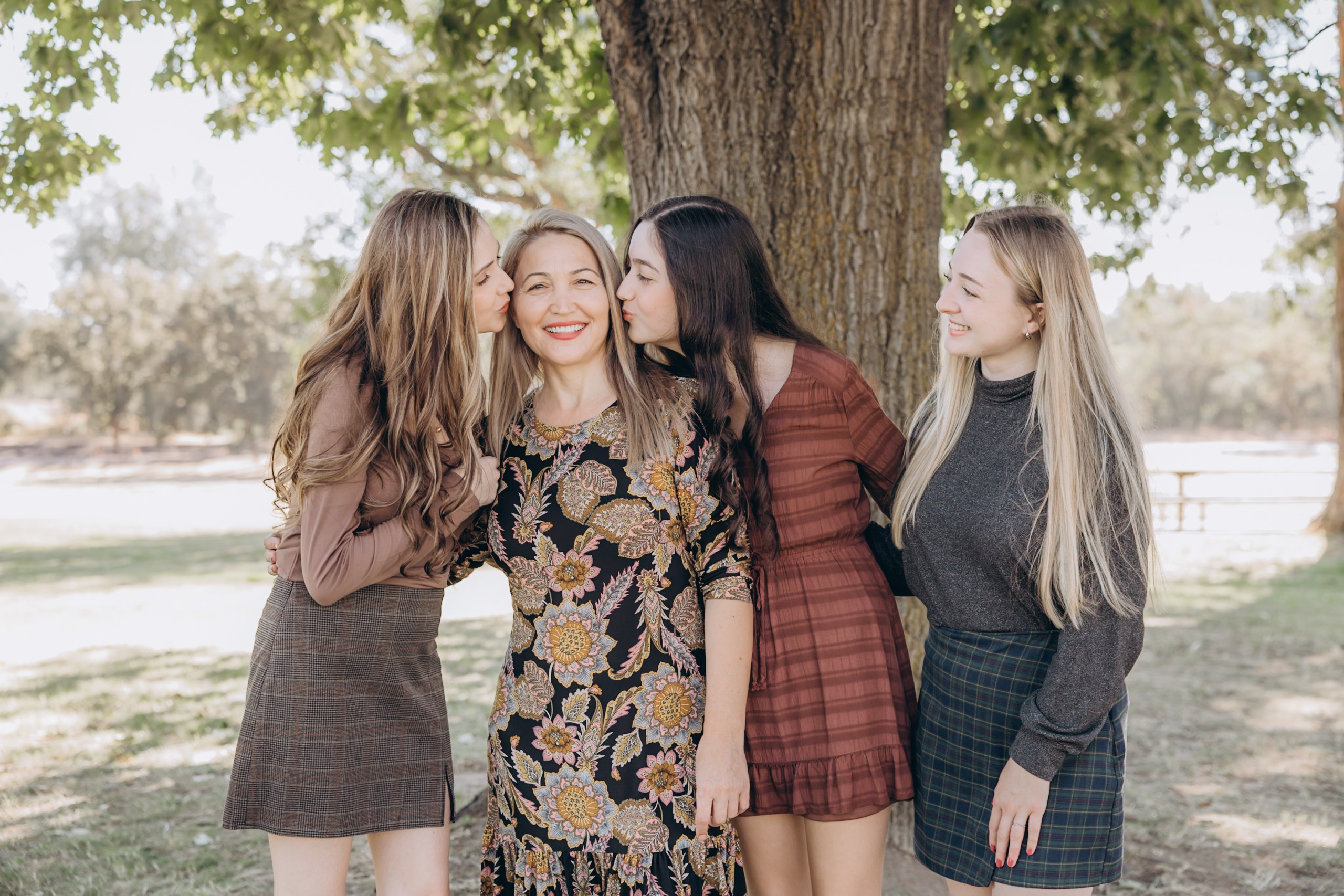 Family in nature. Family and children’s lifestyle photographer Elena Tumanova