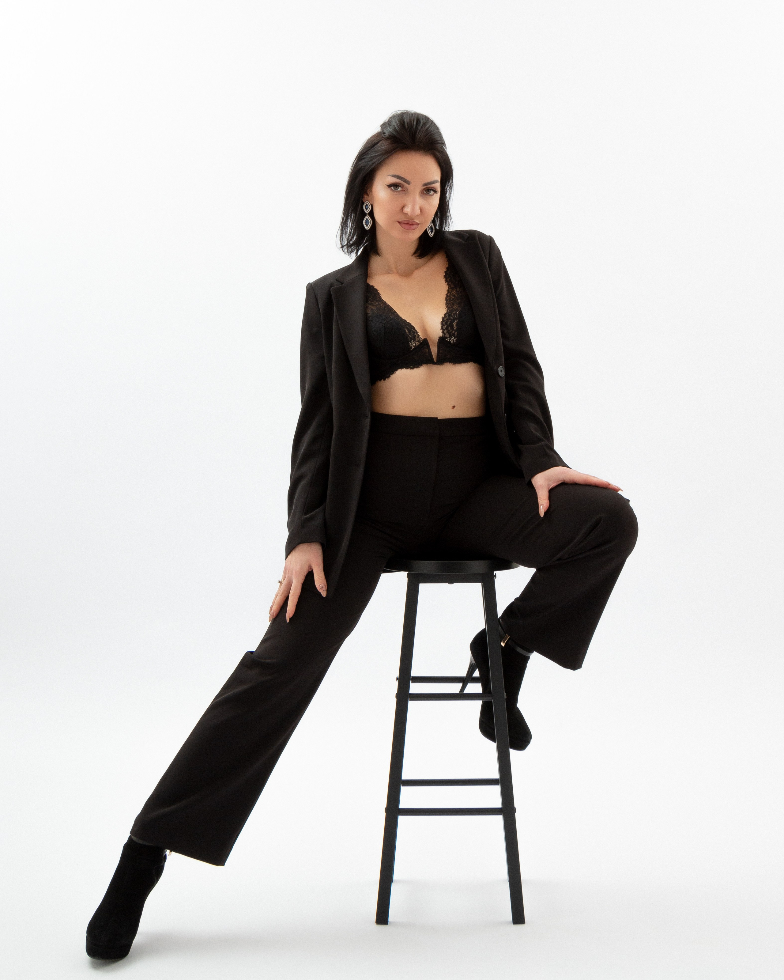 Helles Studio-Portrait einer Frau im dunklen Anzug