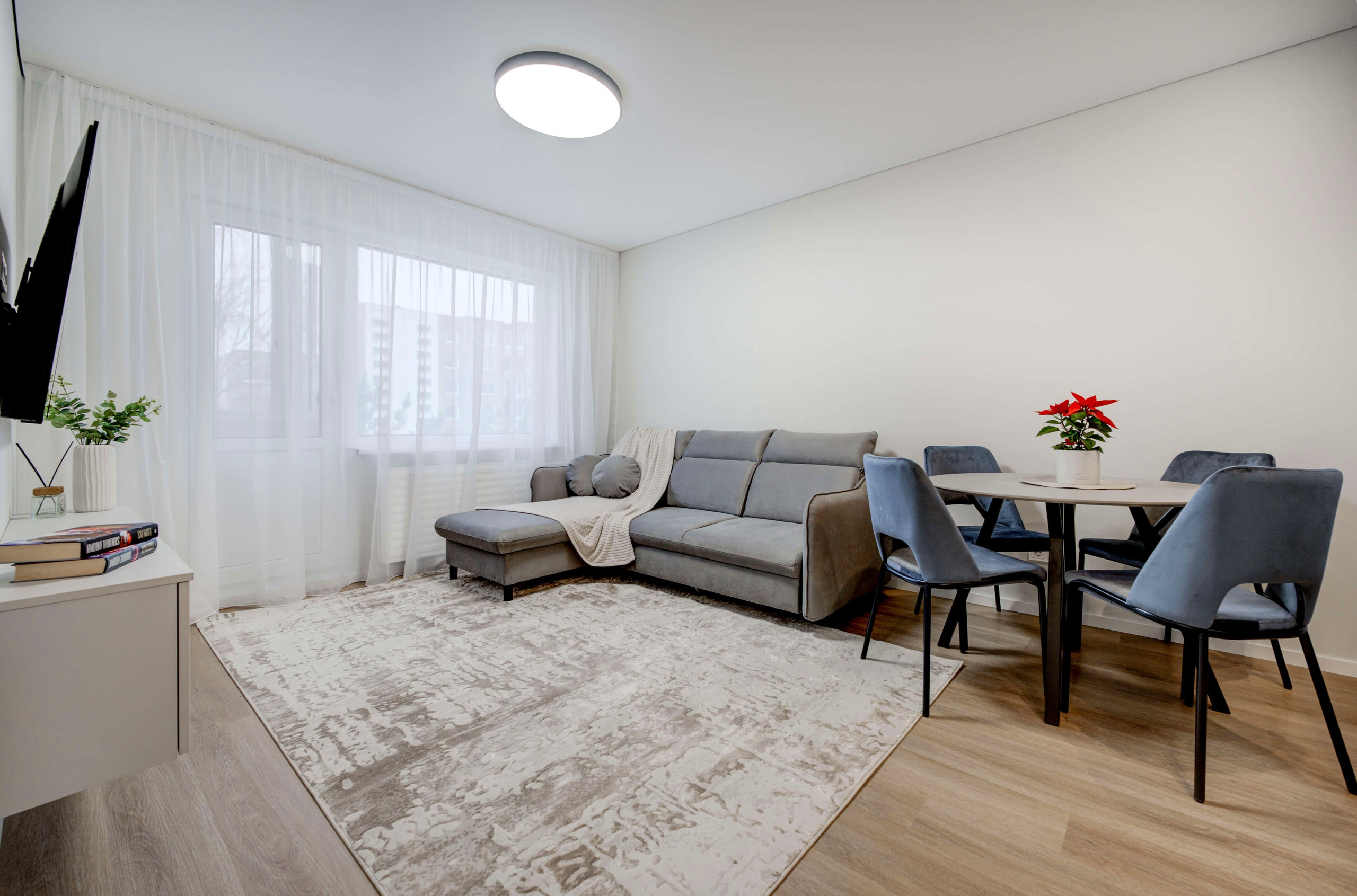 Erdvi svetainė su dideliais langais 2–ų kambarių bute Medeinos g. 7, Pilaitė, Vilnius