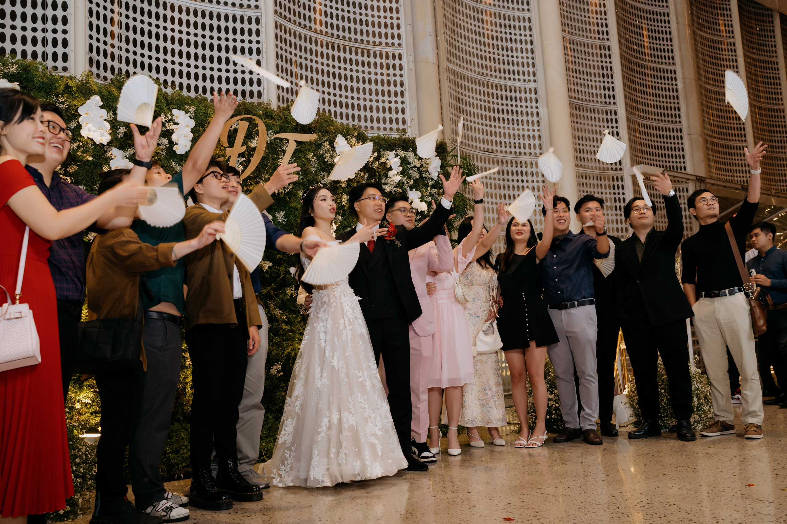 DAT & TU / Wedding Party. Saigon Wedding Present | Art Beyond Moments