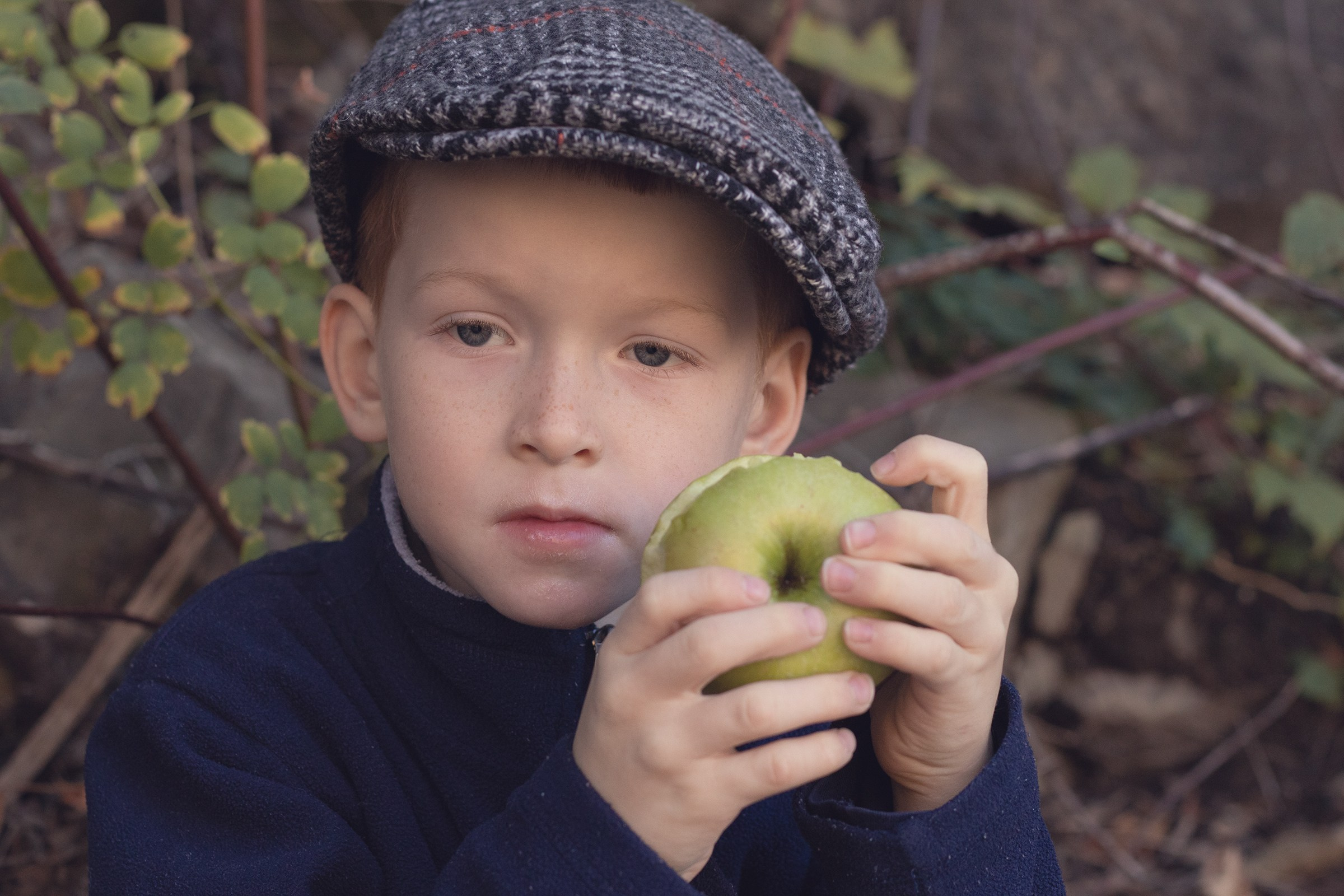 Outdoor photo session with kids. Pretty river, Ontario. Toronto Portrait Photographer Lena Lac