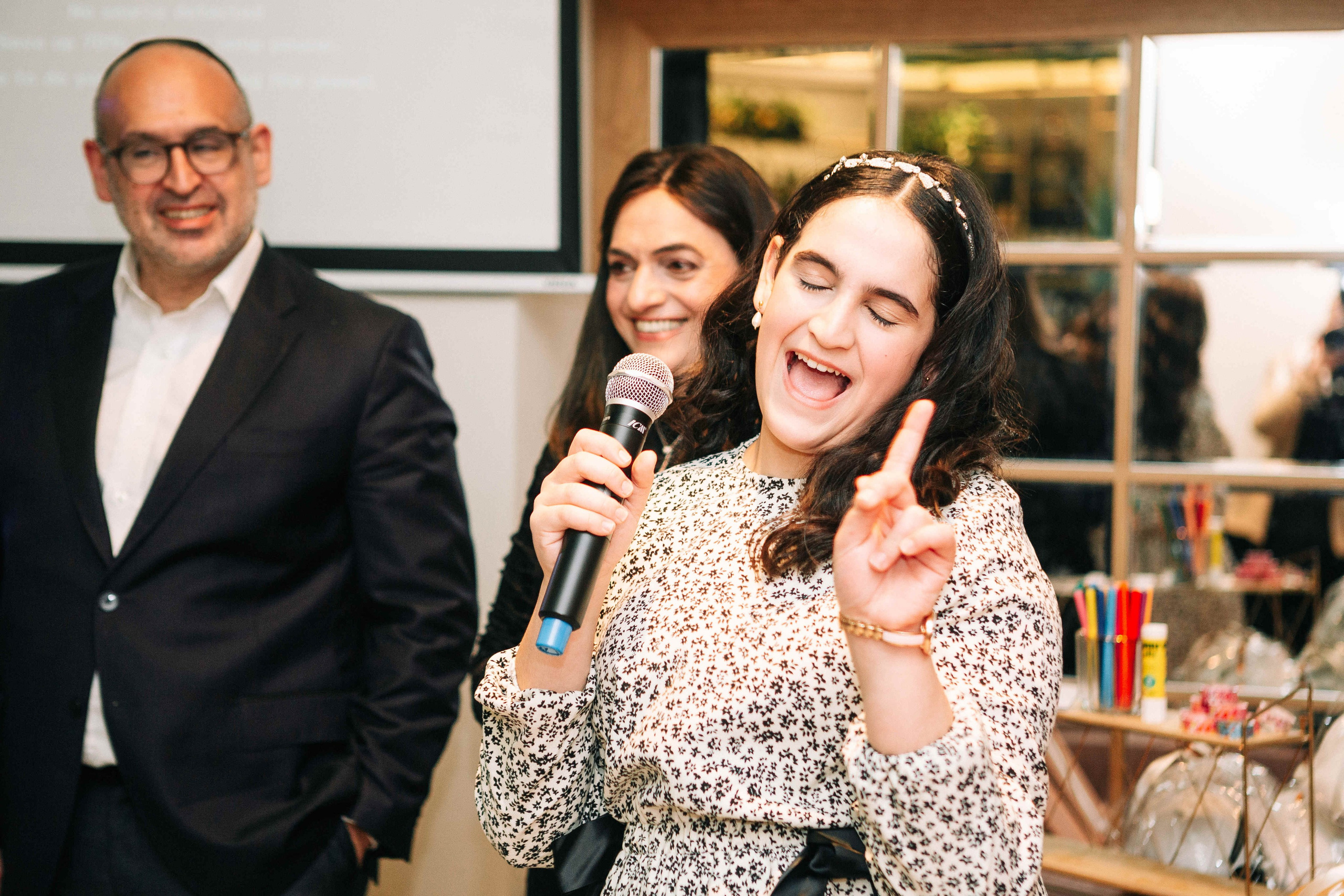 PARTY IN A RESTAURANT WITH THE WHOLE FAMILY. Https://shi-photo.com/