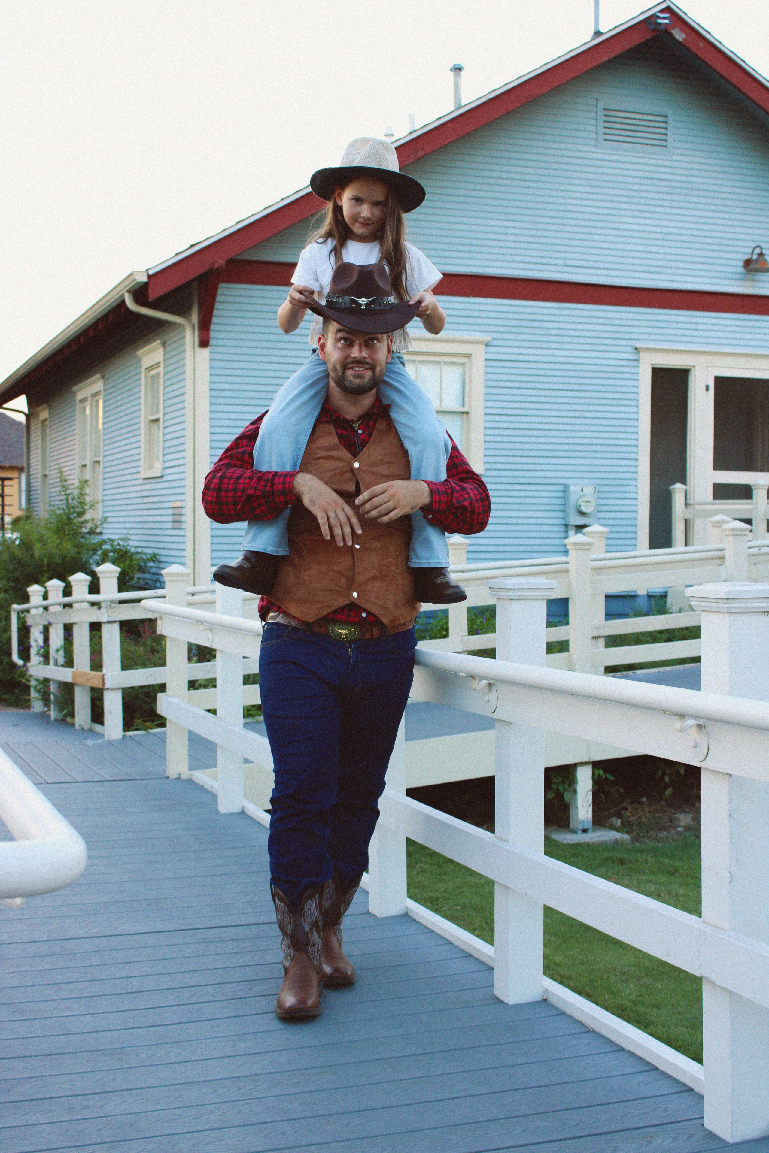 Texas Countryside Family Photoshoot in Cowboy Style. Lana Petrychenko — Portrait & Family Photographer. Valencia, Spain