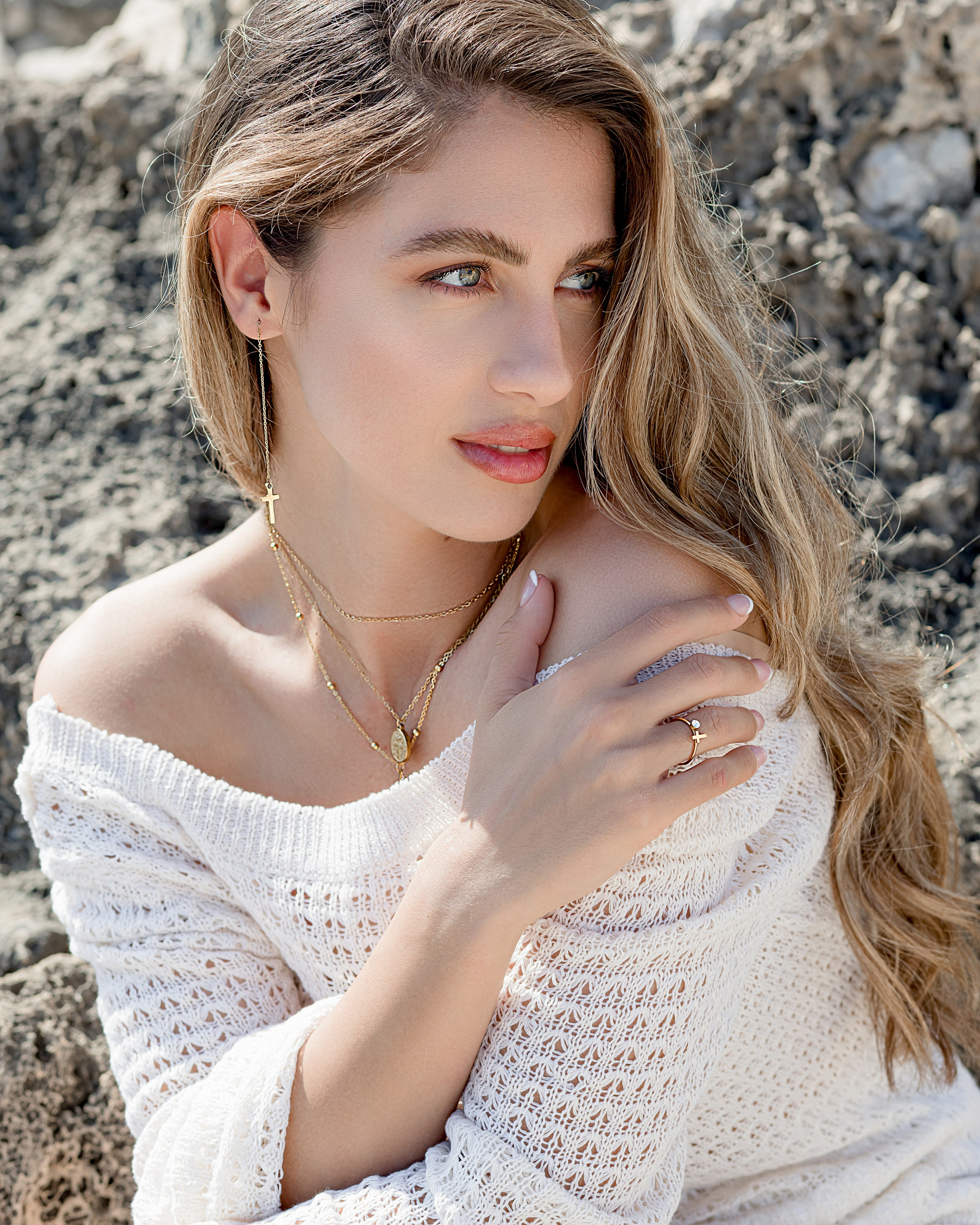 Sesión de retrato femenino en Valencia, España, con una mujer de largo cabello rubio vestida de blanco. Capturada bajo la luz natural del sol entre paisajes costeros mediterráneos para crear un retrato elegante, femenino y atemporal. La imagen resalta la belleza, la confianza y las emociones auténticas, siendo ideal para fotografía de retrato femenino, sesiones de marca personal, sesiones individuales y retratos lifestyle en Valencia y toda España.