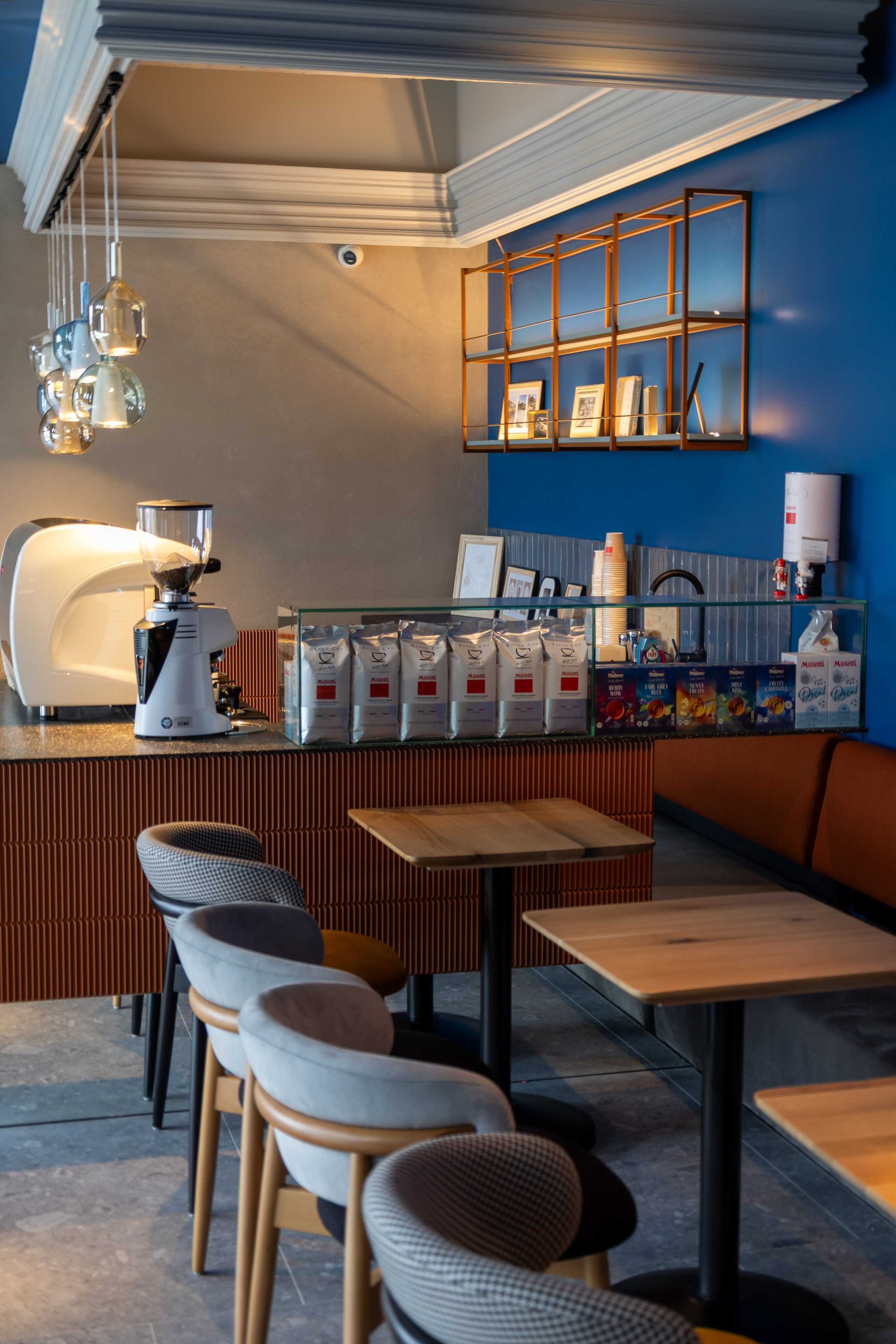 Cafenea “Monte Carlo” Buhuși. Fotograf. Lucrez cu oameni, produse și spații. Portret și fotografie creativă. Bacău, România. Lidia Savinoiu