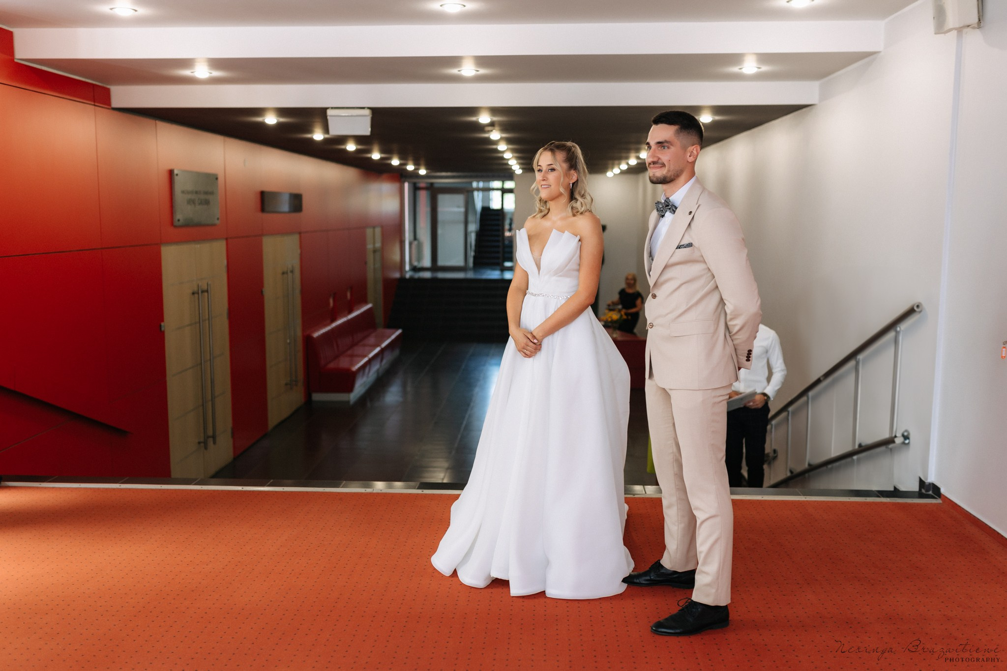 Vestuvinė fotosesija Kaune, Vienybės aikštėje, prie Lietuvos banko