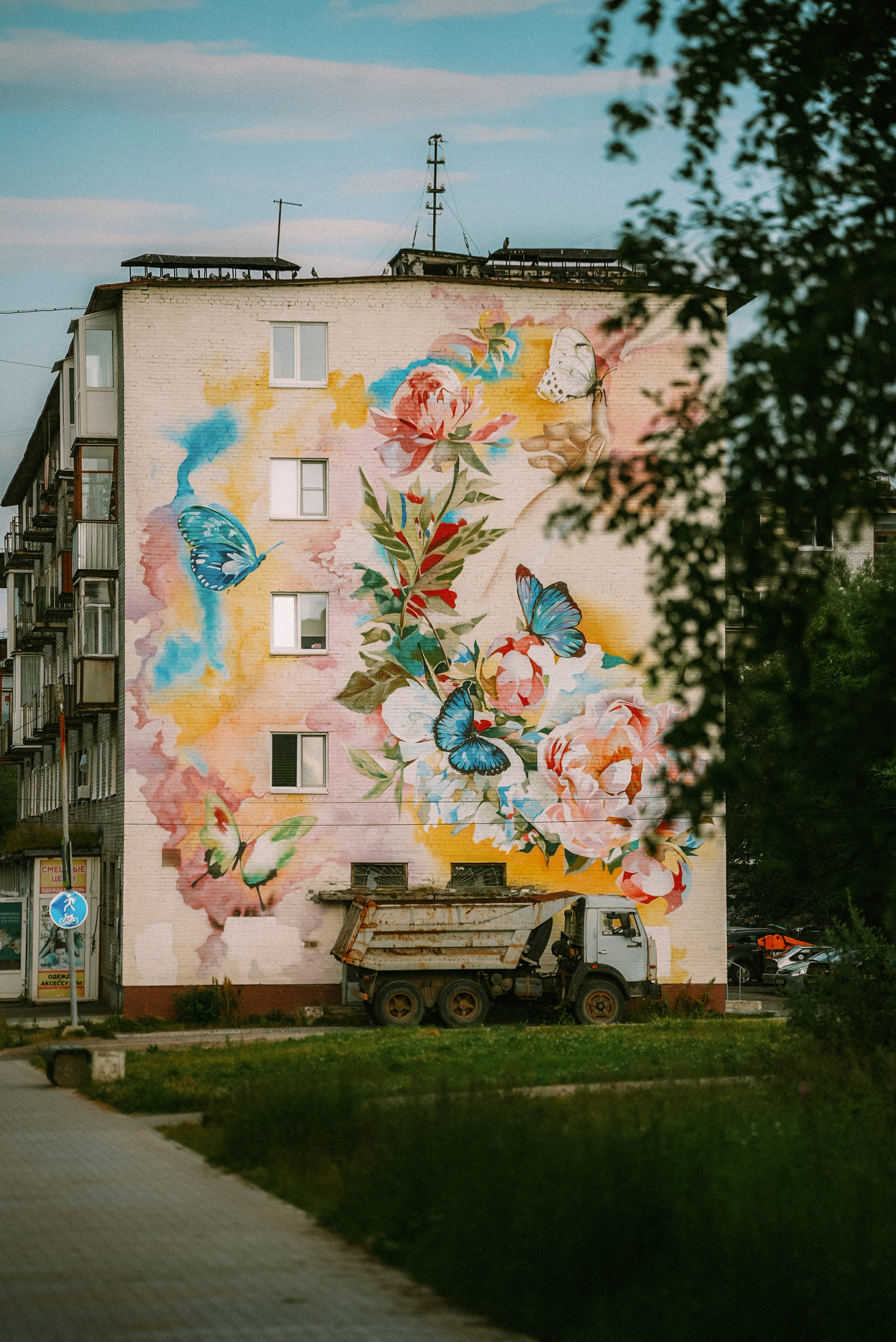 2025. Стрит-фотография, полная абсурда, идиотизма и красоты