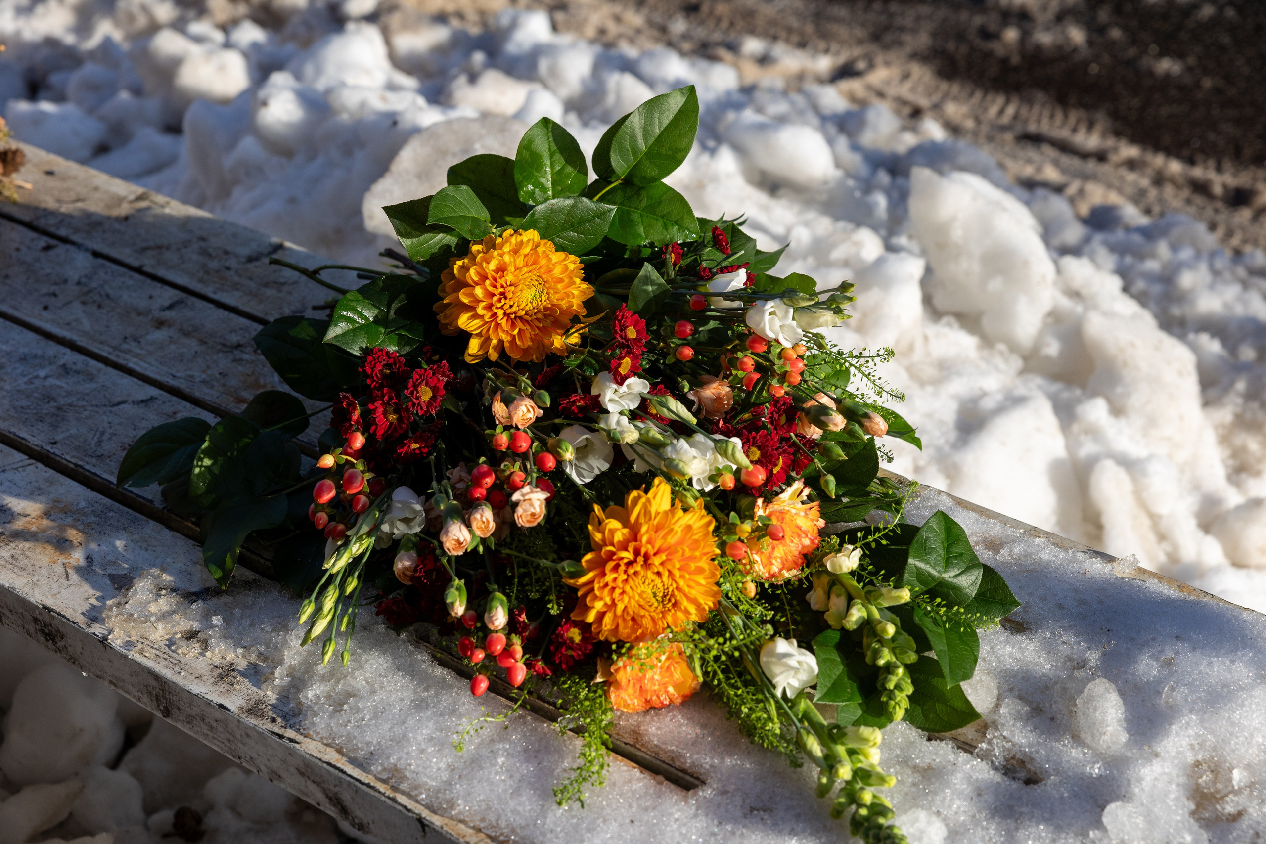 Bårebuket i varme farver Send et kærligt sidste farvel. De gyldne farver i denne bårebuket, skaber et fyldigt, varmt og hjerteligt udtryk.