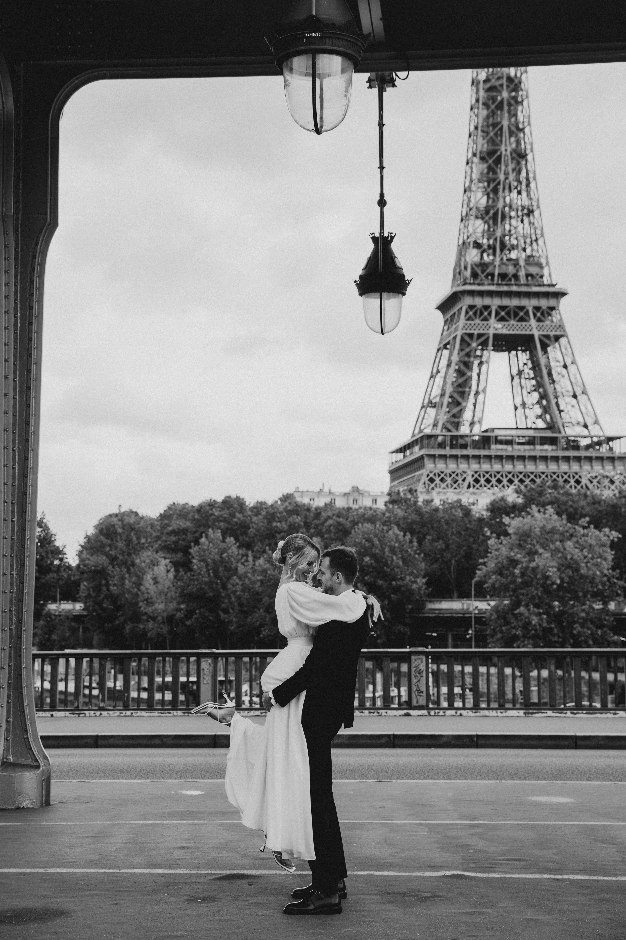 Elopement à Paris près de la Tour Eiffel — une histoire en noir et blanc. Photographe de mariage à Paris