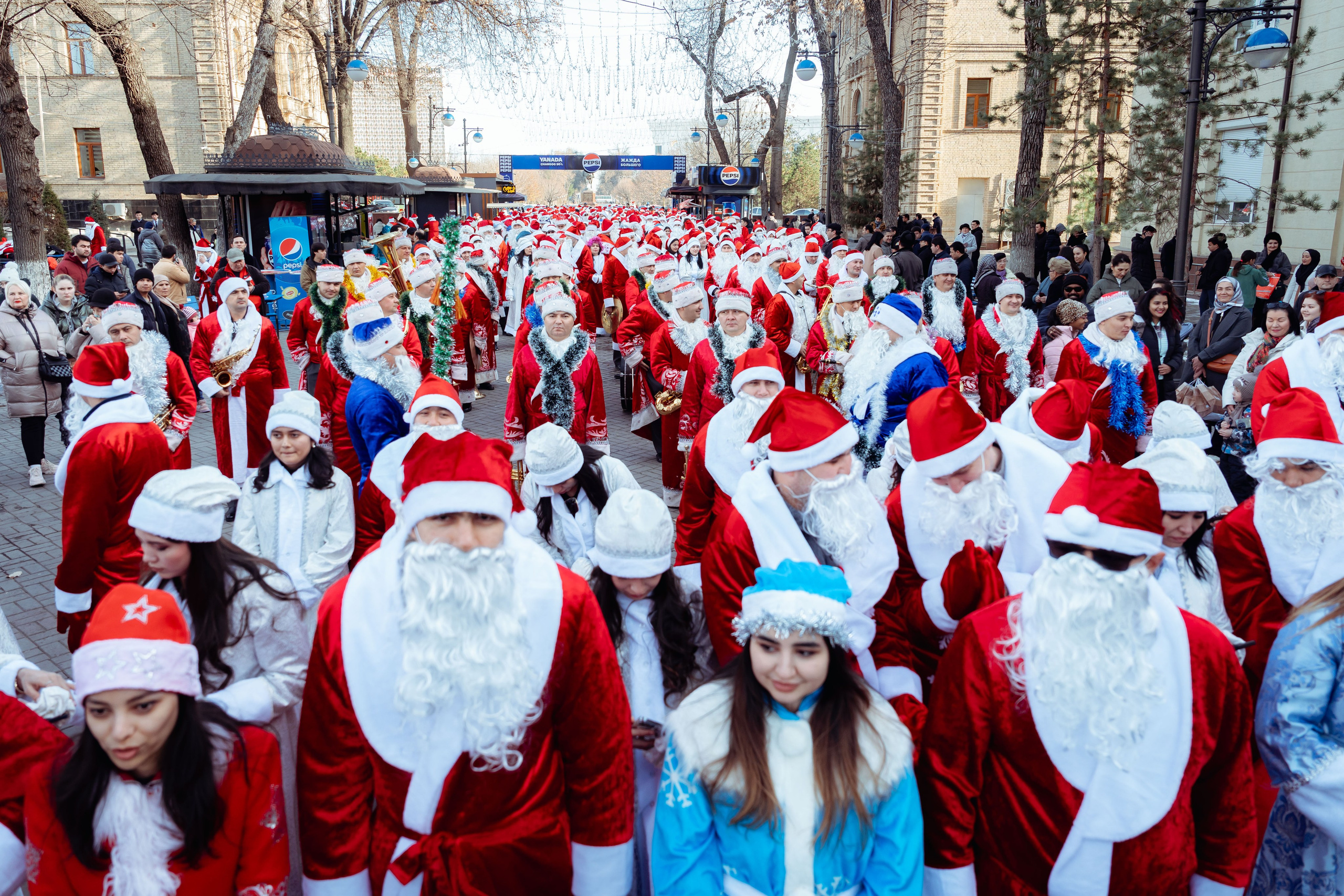 Парад Дедов Морозов. Георгий Намазов | Фотограф в Ташкенте