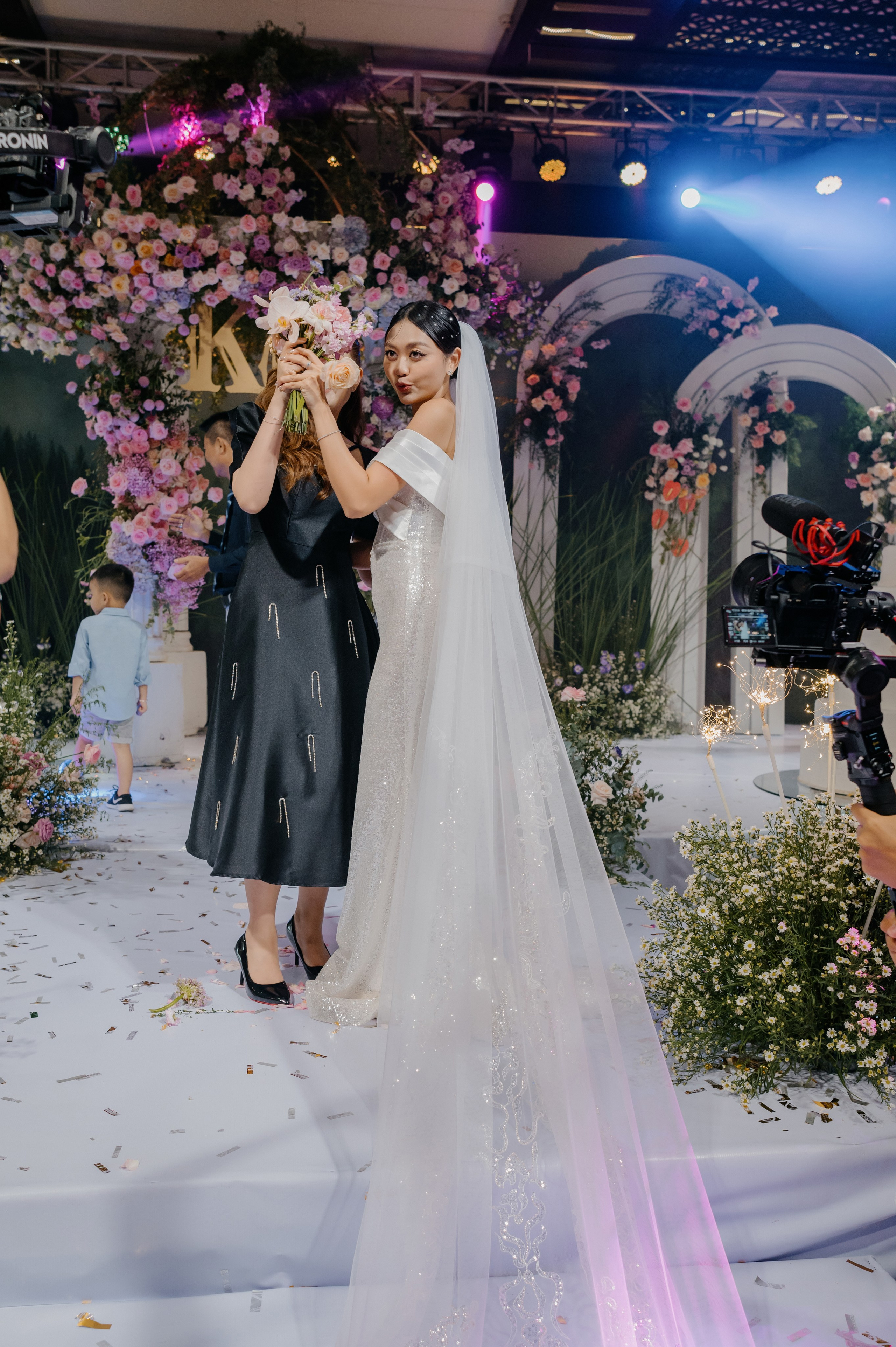 KHANG & QUYEN / Lavela Hotel. Saigon Wedding Present | Art Beyond Moments