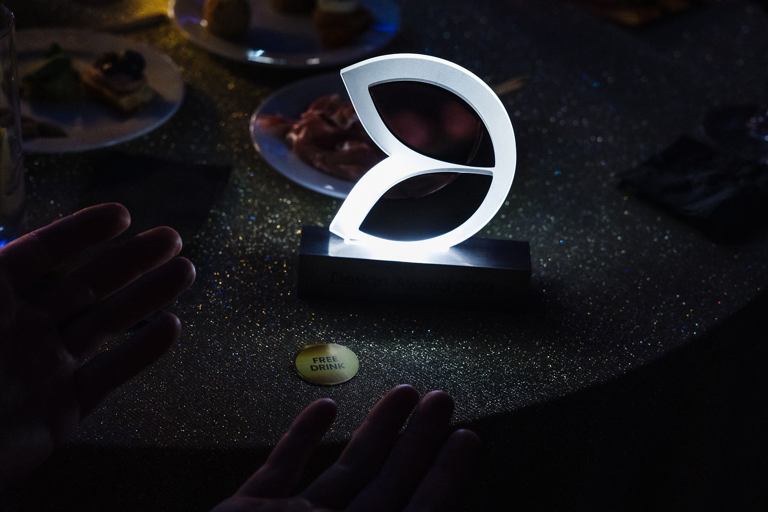 Новогодняя фотосессия в стиле «Оскар» для компаний — свет софитов и звёздные кадры. Евгений Тимофеев | Свадебный и контент-фотограф и видеограф в Риге