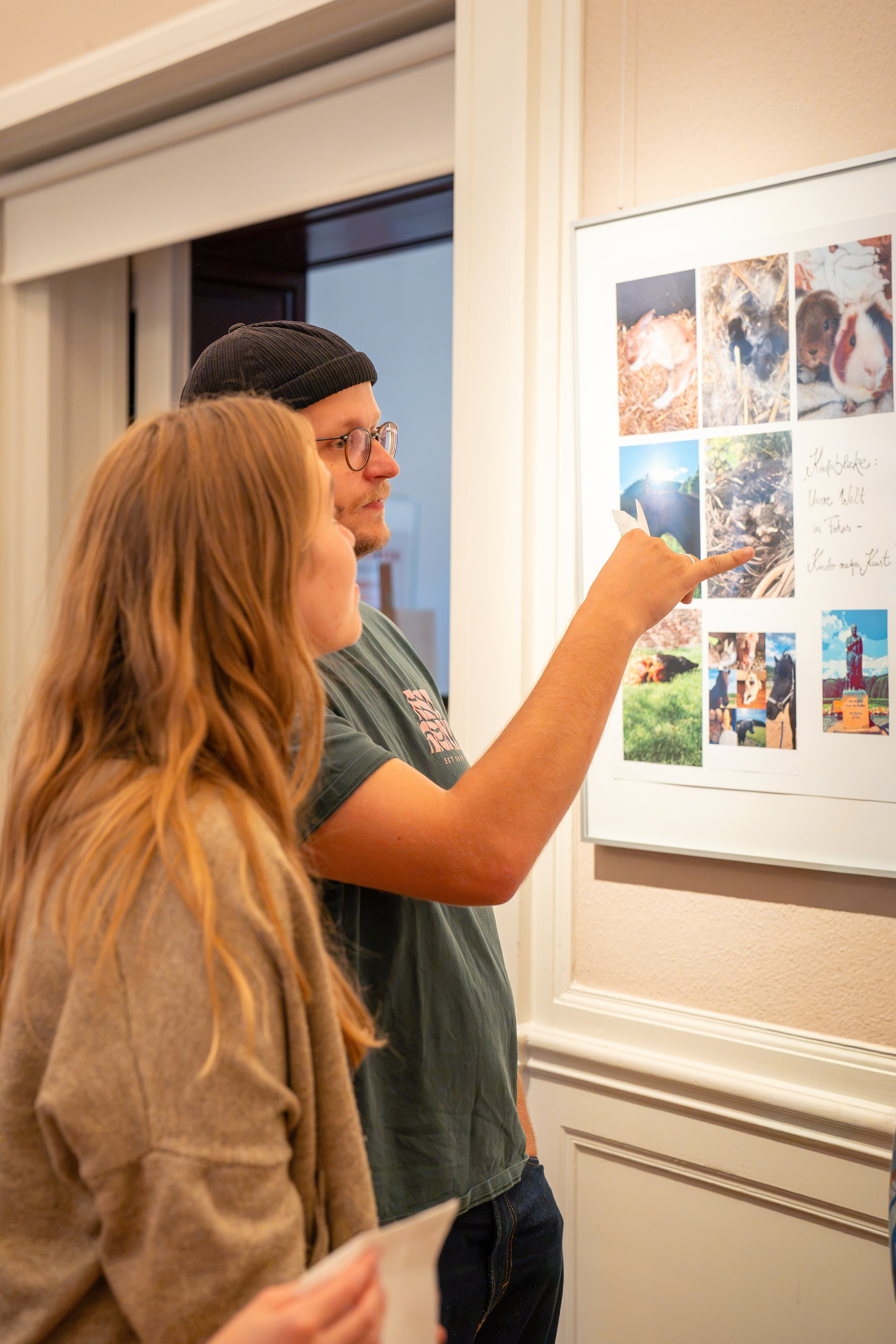 Die Ausstellung “Kinderblicke: Unsere Welt im Fokus — Kinder machen Kunst” (Deutschland, Dillenburg). Family, fashion & event photographer in Doha