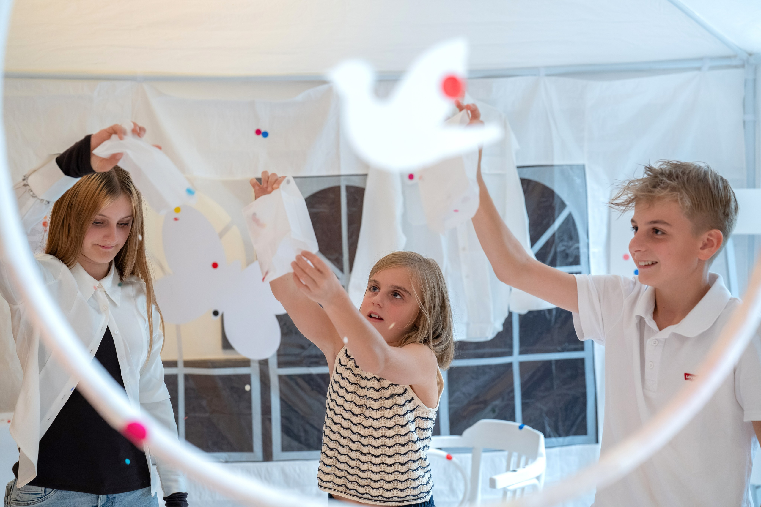 Die Ausstellung “Kinderblicke: Unsere Welt im Fokus — Kinder machen Kunst” (Deutschland, Dillenburg). Family, fashion & event photographer in Doha