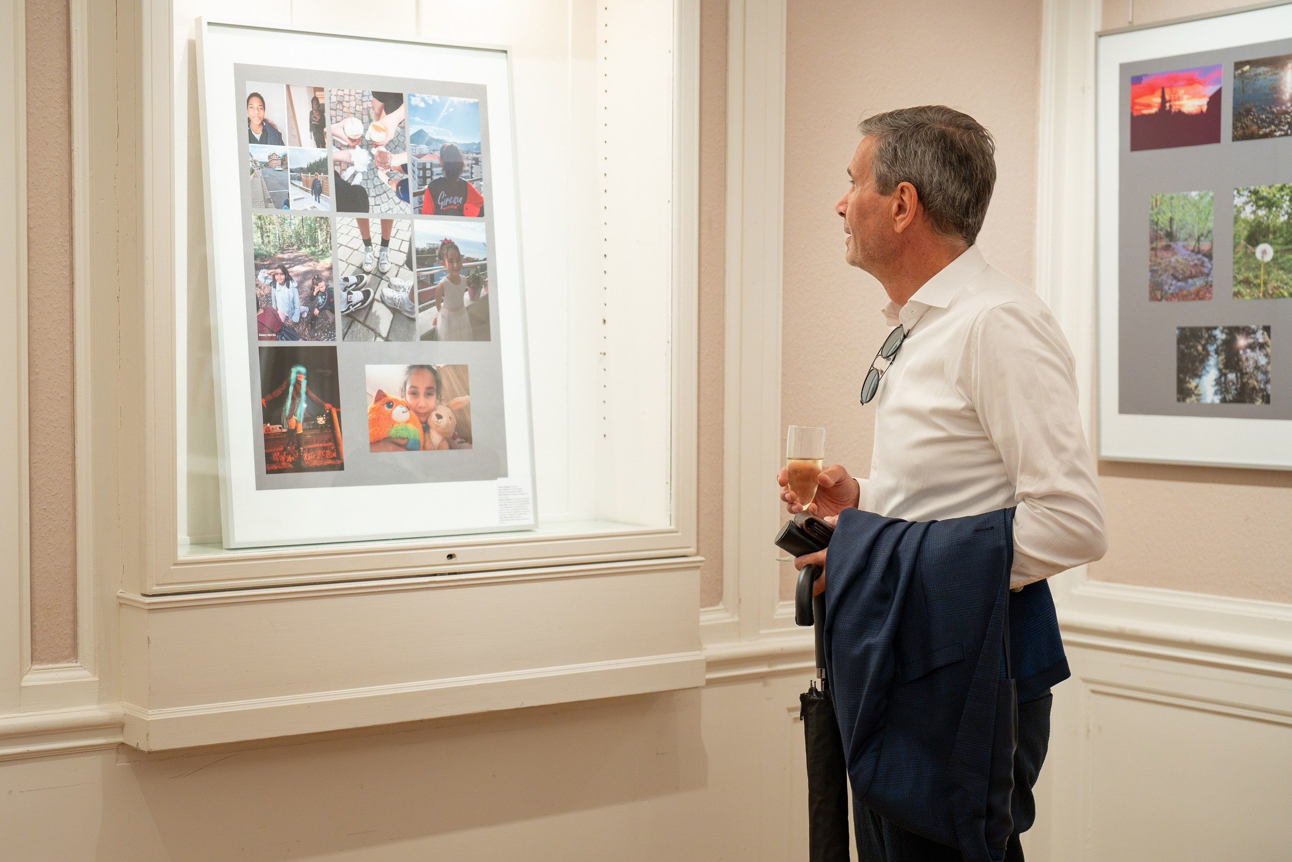 Die Ausstellung “Kinderblicke: Unsere Welt im Fokus — Kinder machen Kunst” (Deutschland, Dillenburg). Family, fashion & event photographer in Doha
