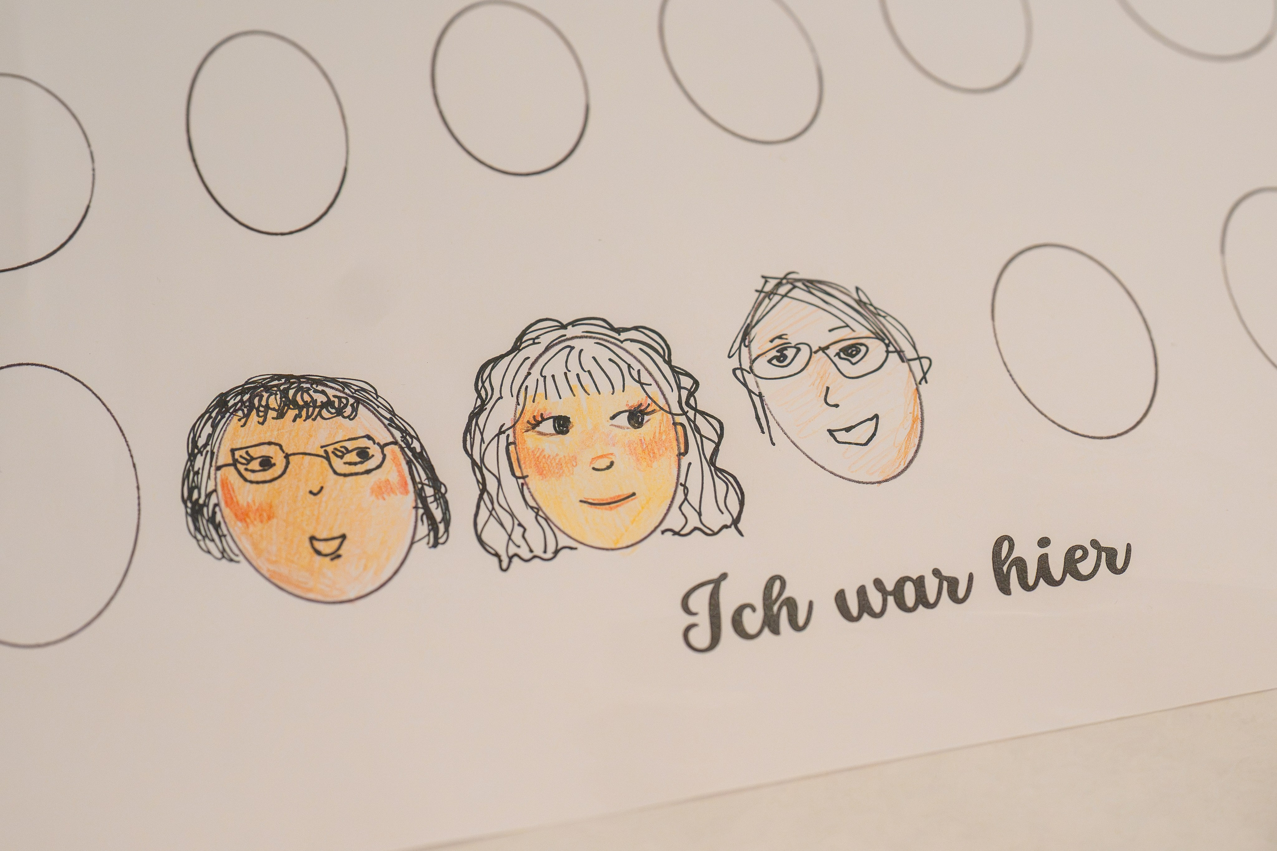 Die Ausstellung “Kinderblicke: Unsere Welt im Fokus — Kinder machen Kunst” (Deutschland, Dillenburg). Family, fashion & event photographer in Doha