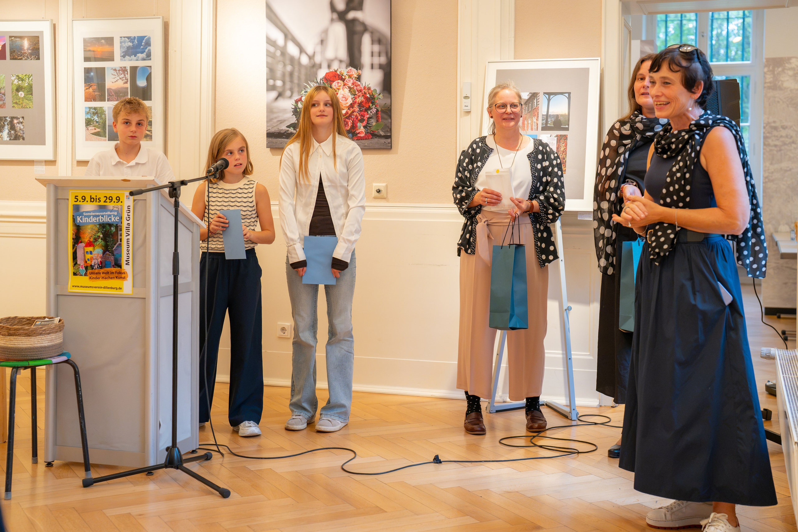 Die Ausstellung “Kinderblicke: Unsere Welt im Fokus — Kinder machen Kunst” (Deutschland, Dillenburg). Family, fashion & event photographer in Doha
