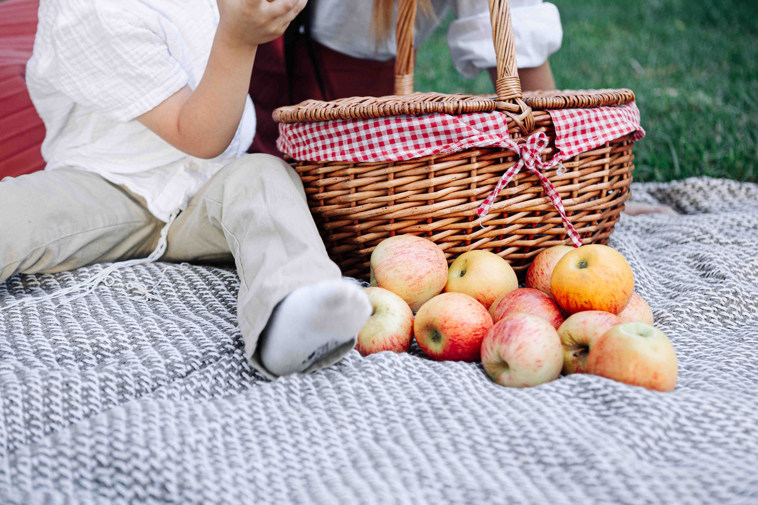 COZY PHOTO SESSION WITH A SWING. Https://shi-photo.com/
