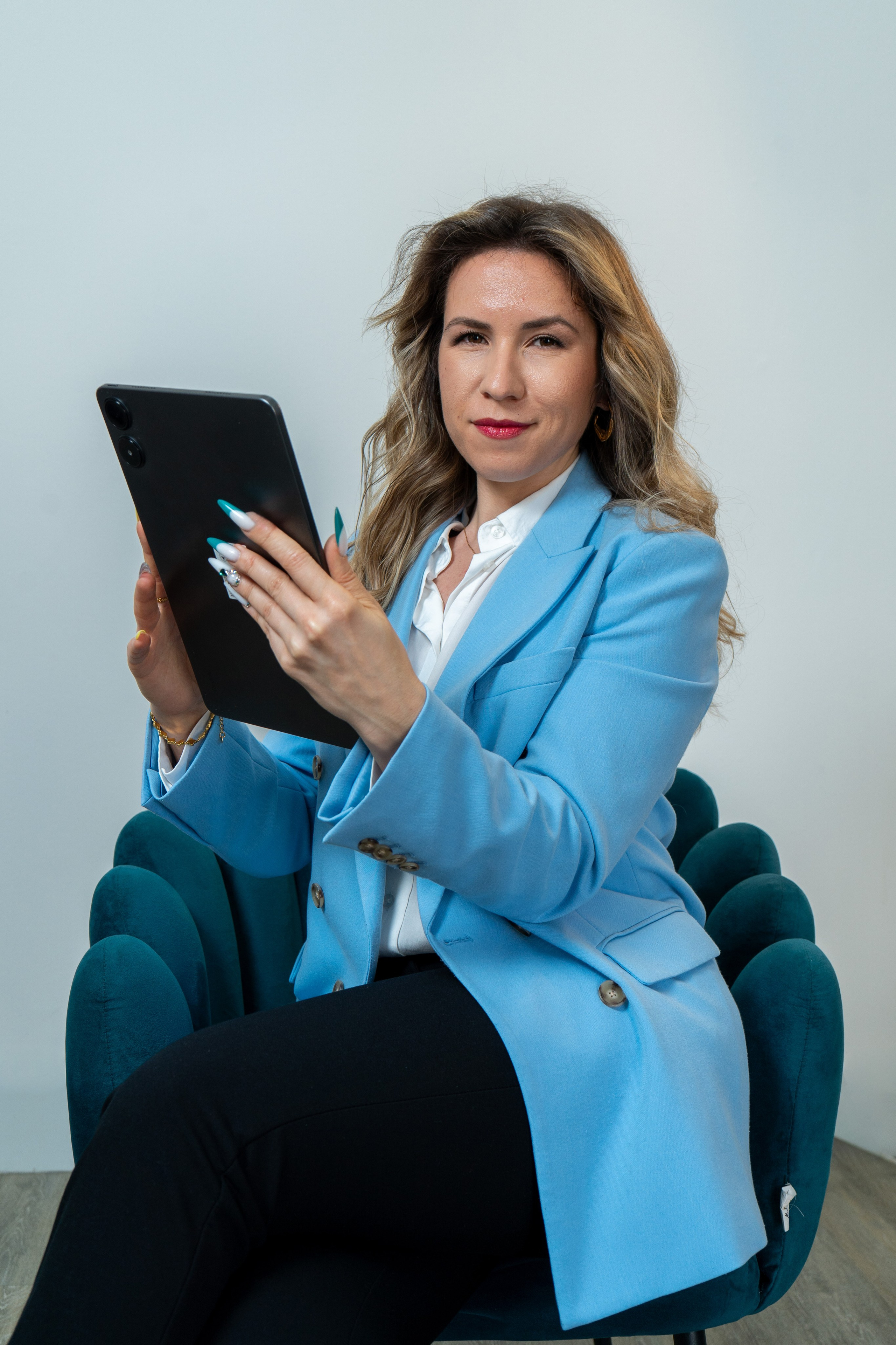 Nina Petrasco. Frames by Giovani Braga