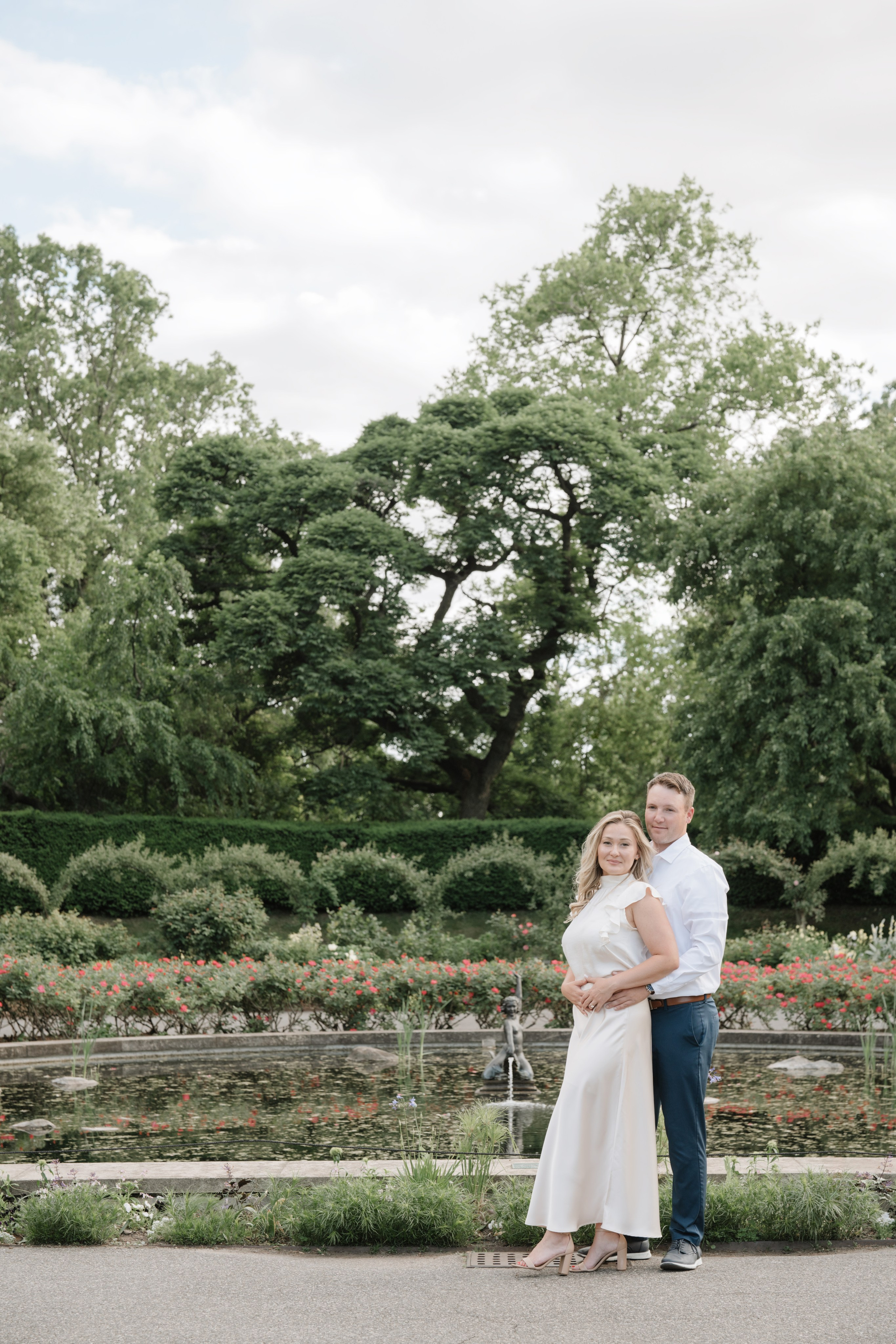 Engagement photo shoot at the Brooklyn Botanic Garden. Portrait and wedding photographer in New York