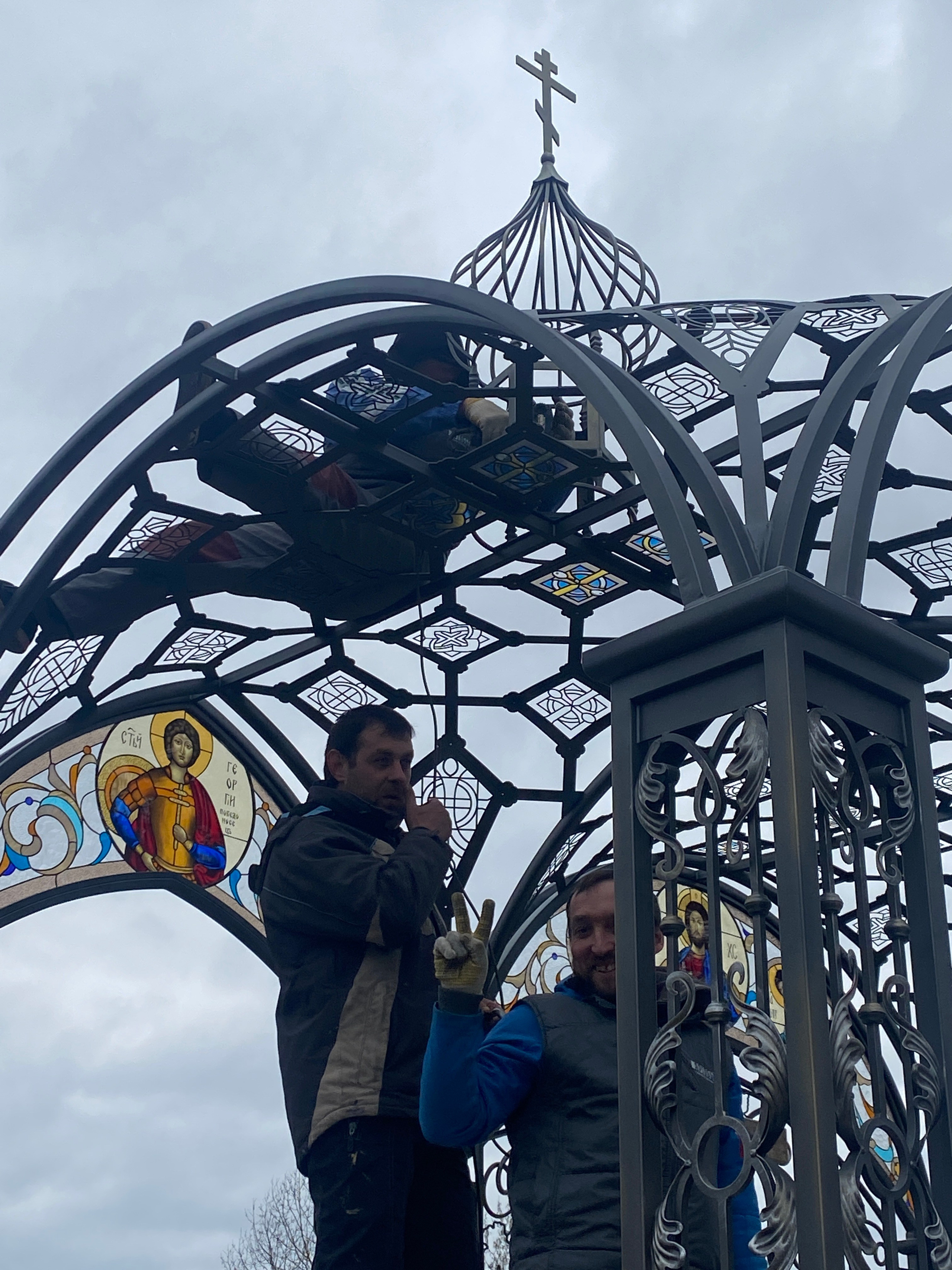 Архитектурная композиция «Красненский некрополь» в д. Красное Минской области. Протоиерей Фёдор Повный - идея и творческая концепция. Мария Тарлецкая - автор проекта и руководитель реализации. Анна Авгуль - витраж.  2020 г. Сталь, витражи, монолитный поликарбонат,  художественная ковка, лазерная резка, сварка. 