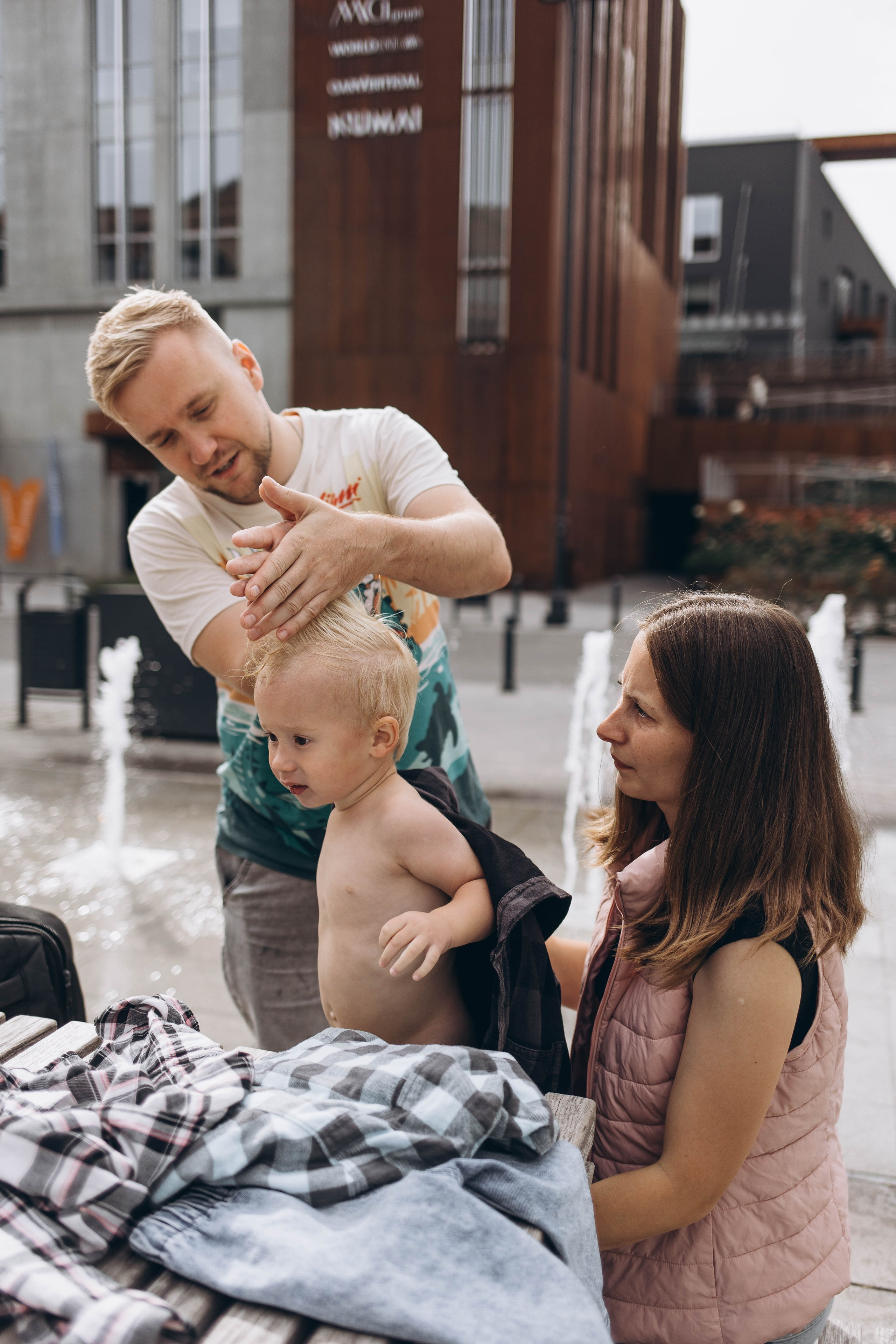 Along the streets of Vilnius in lifestyle style. Family photographer in Vilnuis Svetlana Naumova